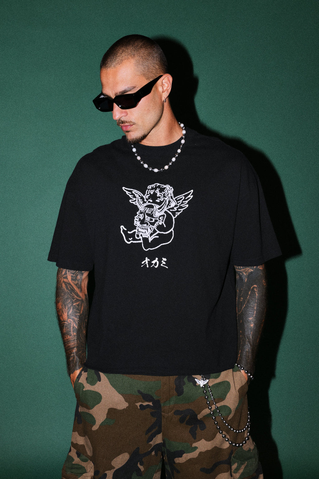 Oni Cherub Distressed Grunge Mid Length Raw Hem Tee in Black — imagem 2
