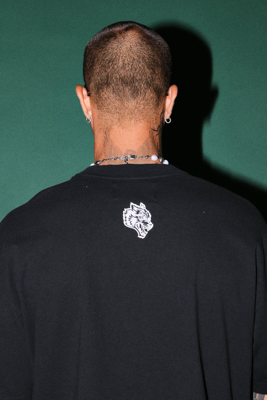 Oni Cherub Distressed Grunge Mid Length Raw Hem Tee in Black — imagem 6