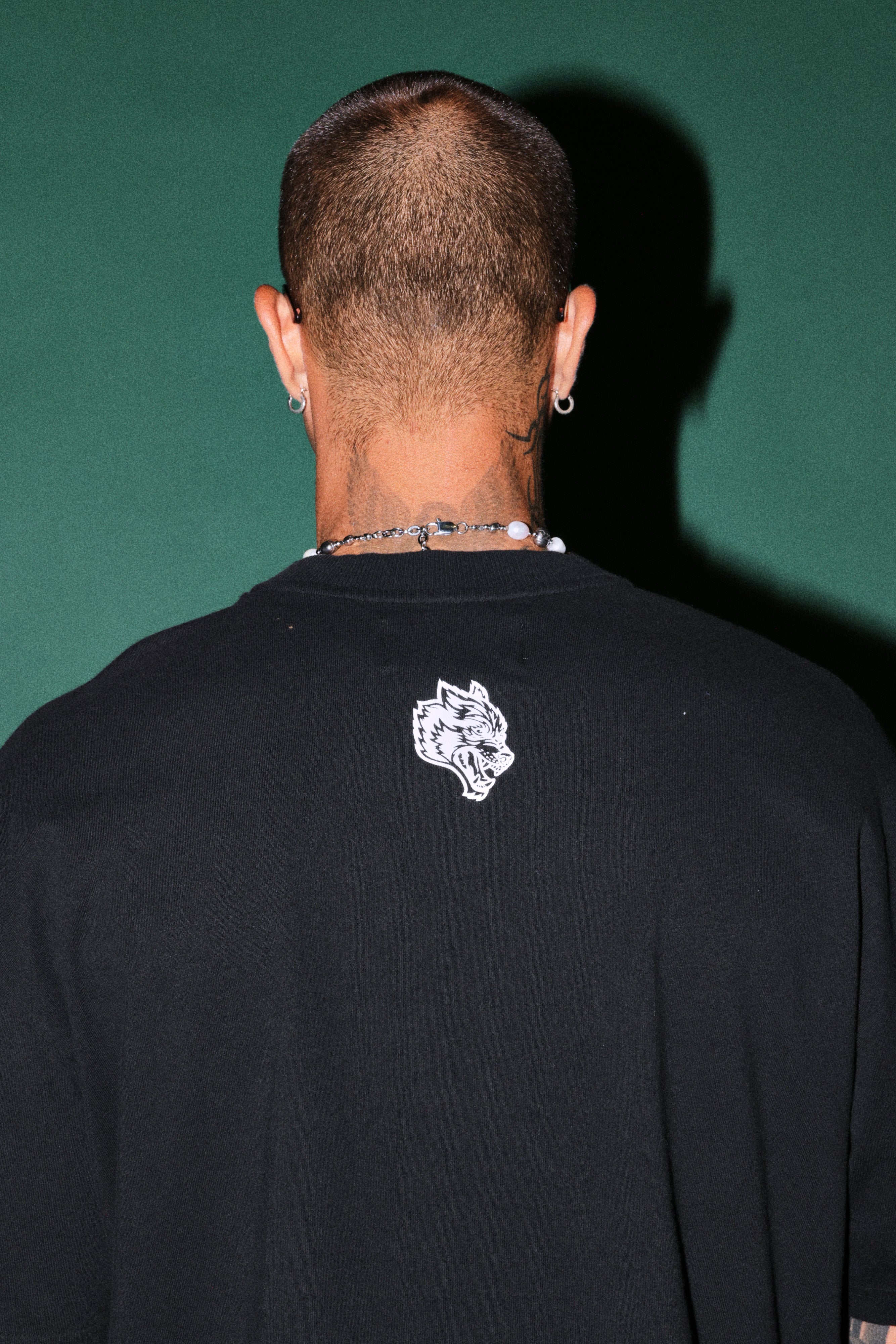 Oni Cherub Distressed Grunge Mid Length Raw Hem Tee in Black — imagem 6