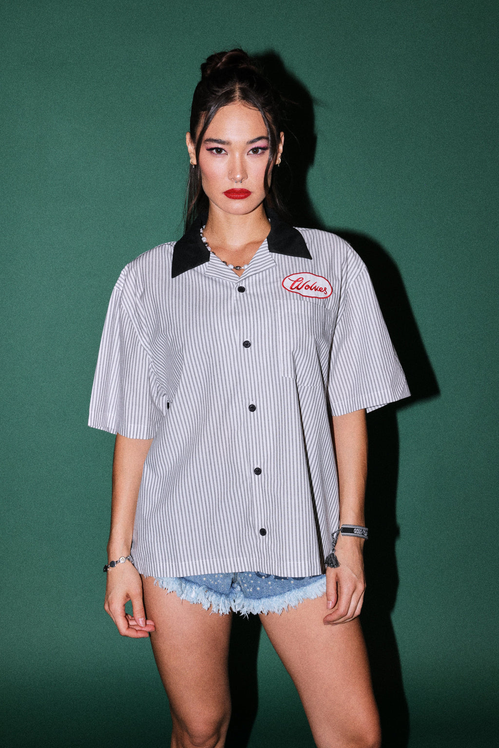Wolves Patch Dalton Mid Length Button Up in Black Stripe — imagem 2