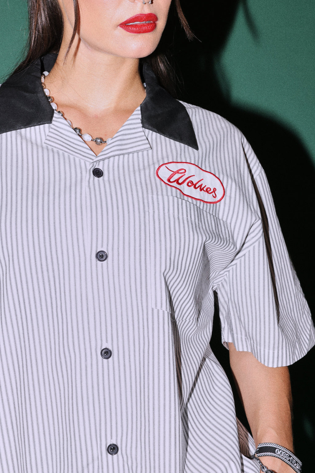 Wolves Patch Dalton Mid Length Button Up in Black Stripe — imagem 8