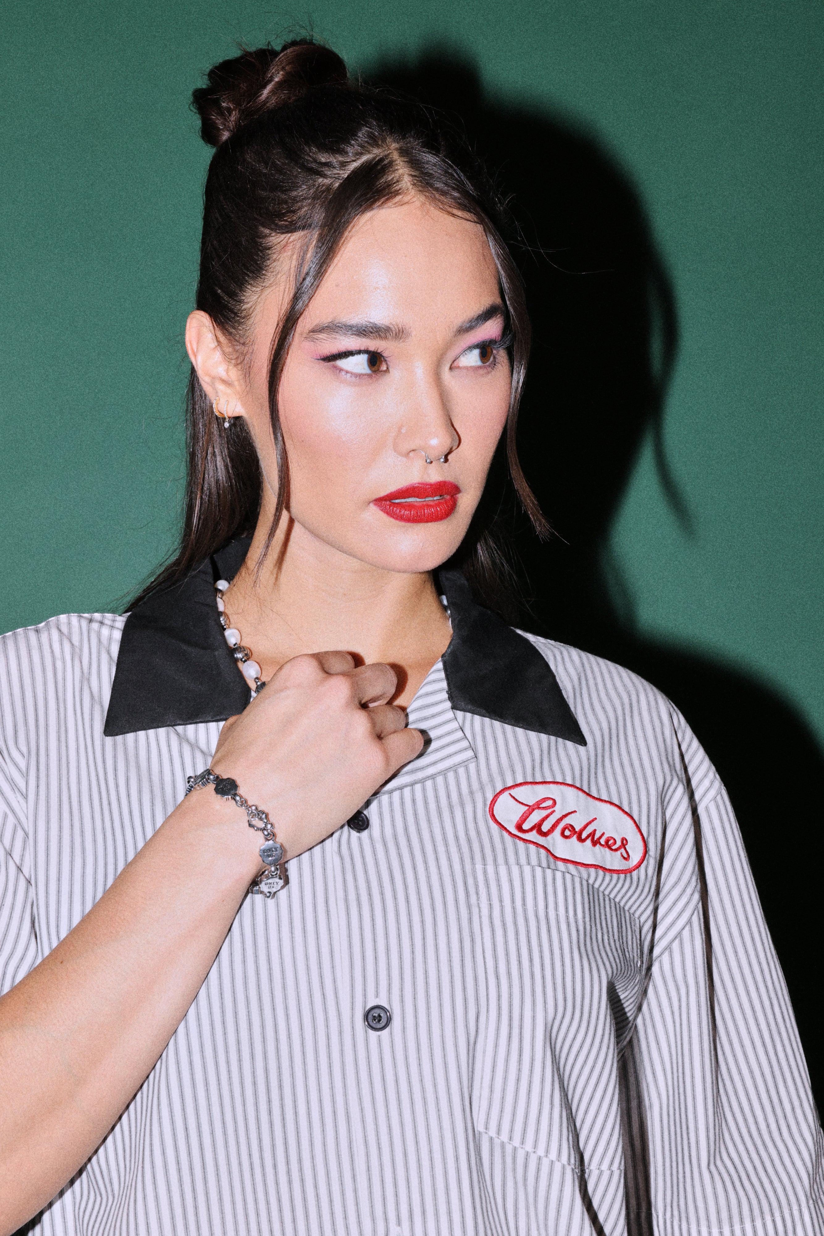 Wolves Patch Dalton Mid Length Button Up in Black Stripe — imagem 9