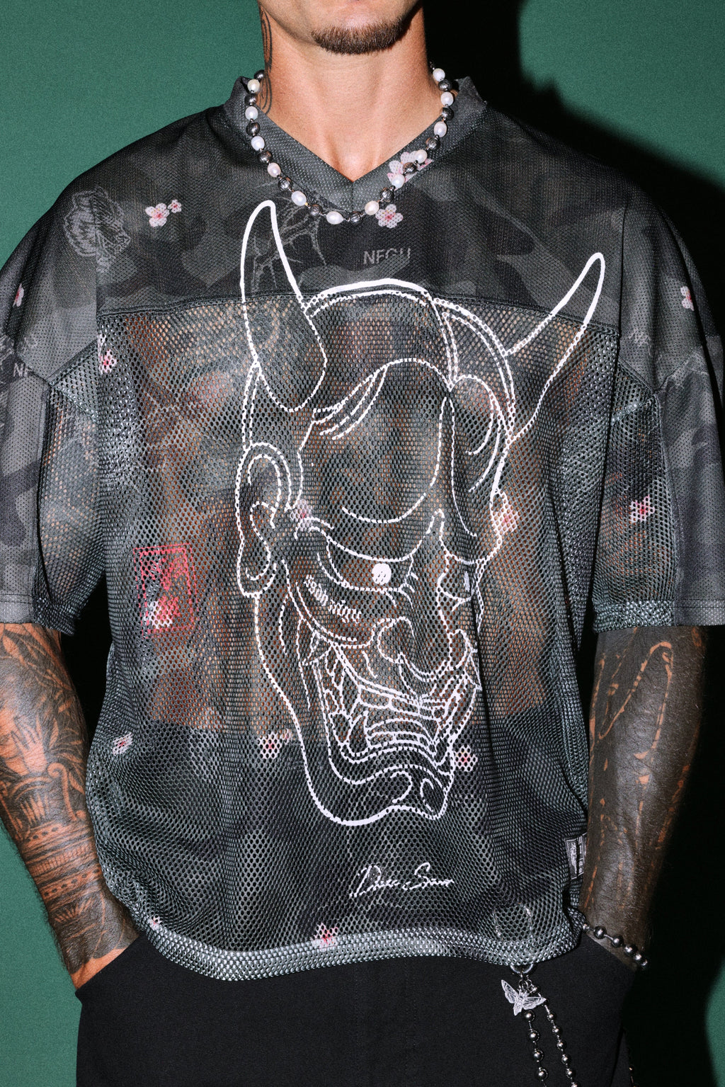 Ghost Oni Emmitt Football Jersey in Warrior In A Garden Black Camo — imagem 9