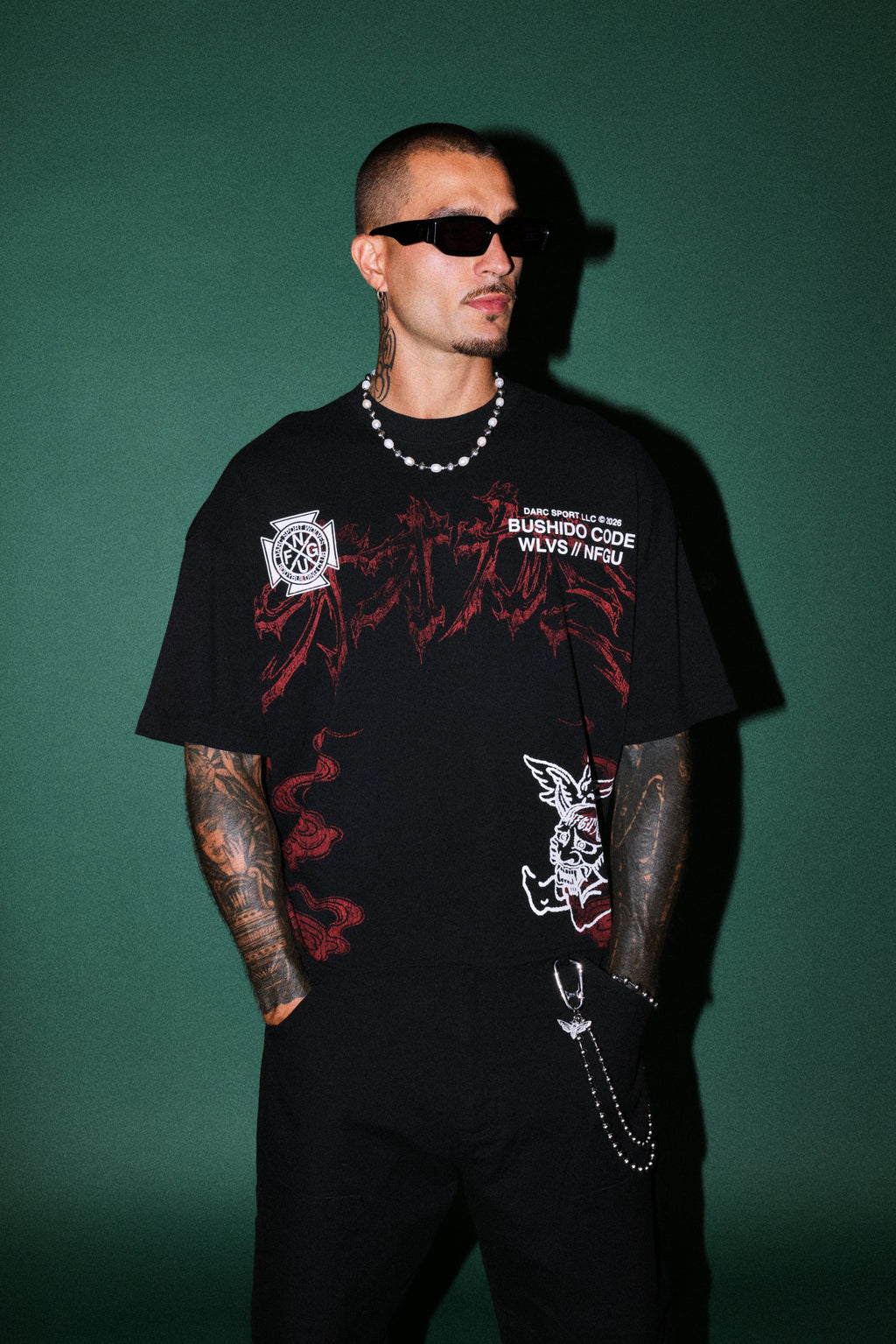 Gates Inferno Premium Raw Hem Box Cut Tee in Black — imagem 2