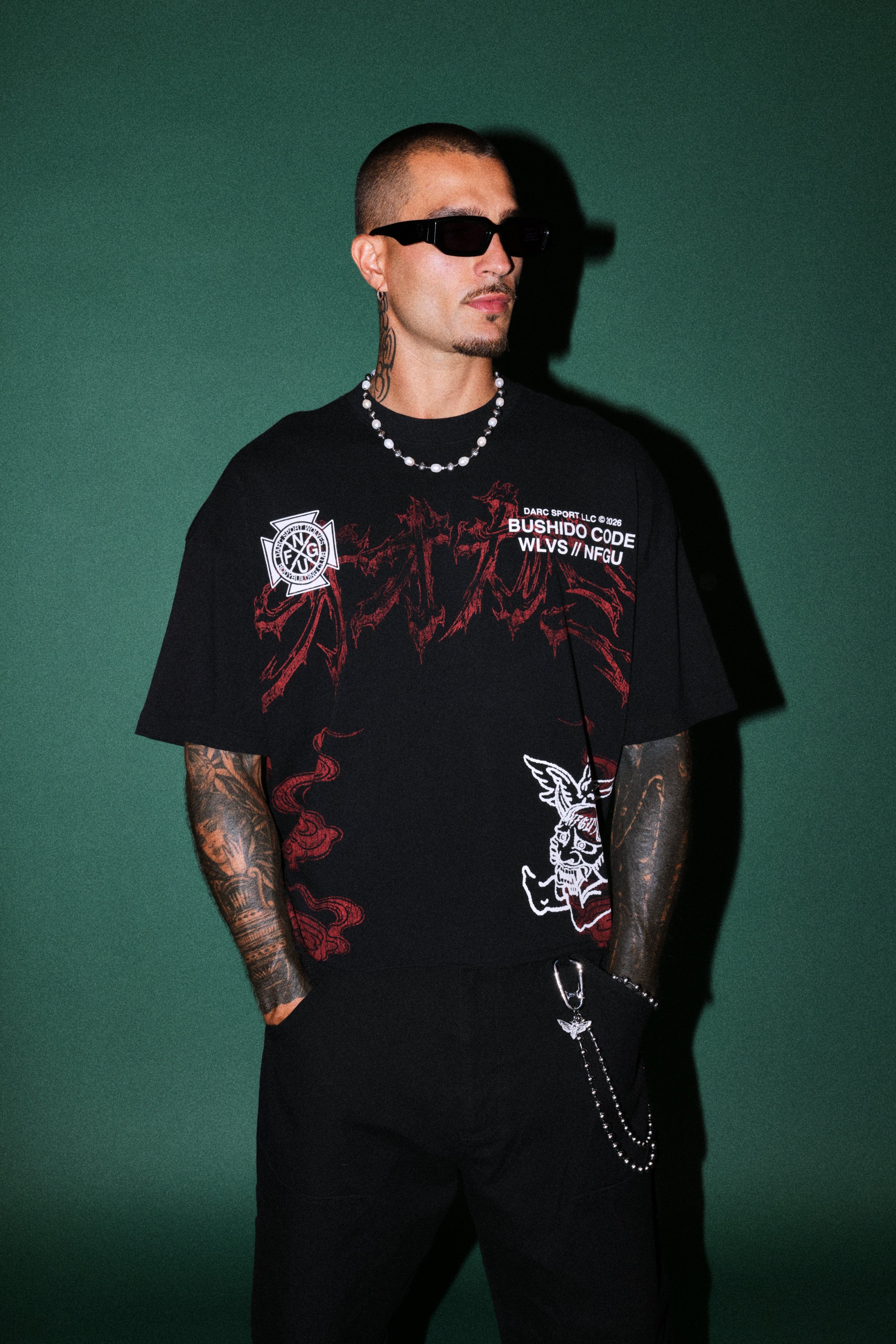 Gates Inferno Premium Raw Hem Box Cut Tee in Black — imagem 2