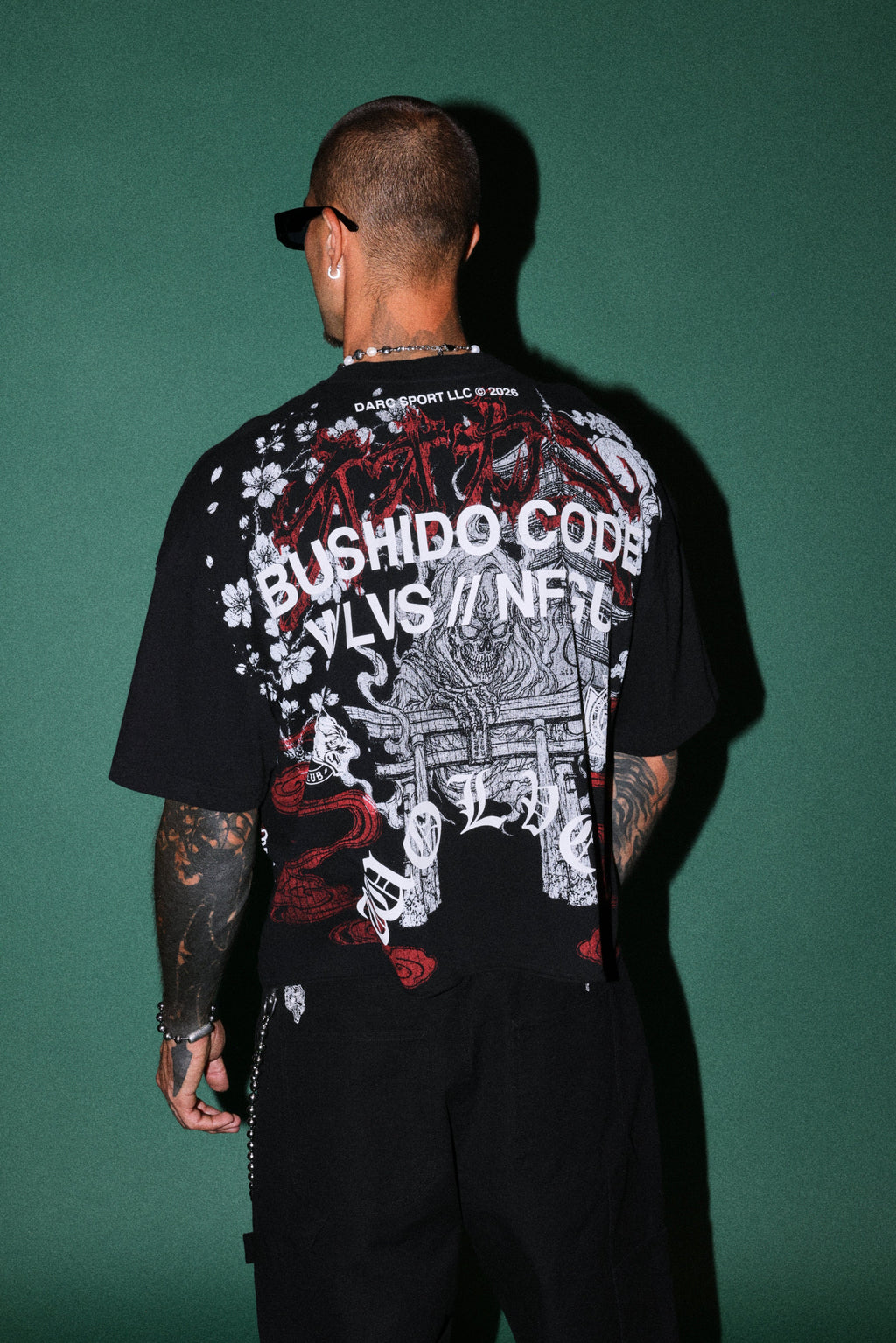 Gates Inferno Premium Raw Hem Box Cut Tee in Black — imagem 4