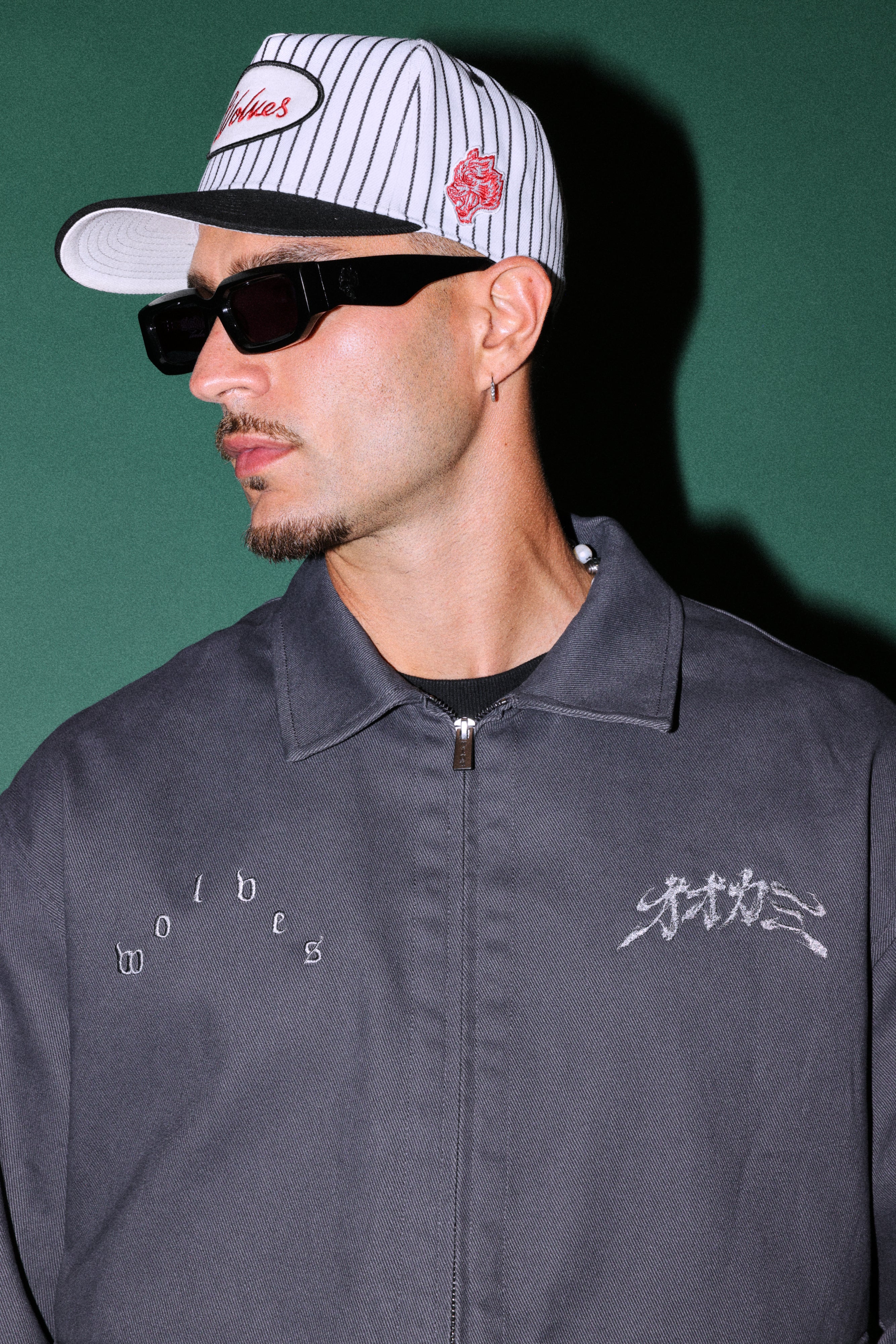 Wolves Cursive A Frame Snapback in White/Black Pinstripe — imagem 2