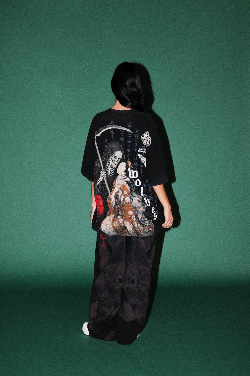 Shinigami'S Embrace Premium Oversized Tee in Black — imagem 10