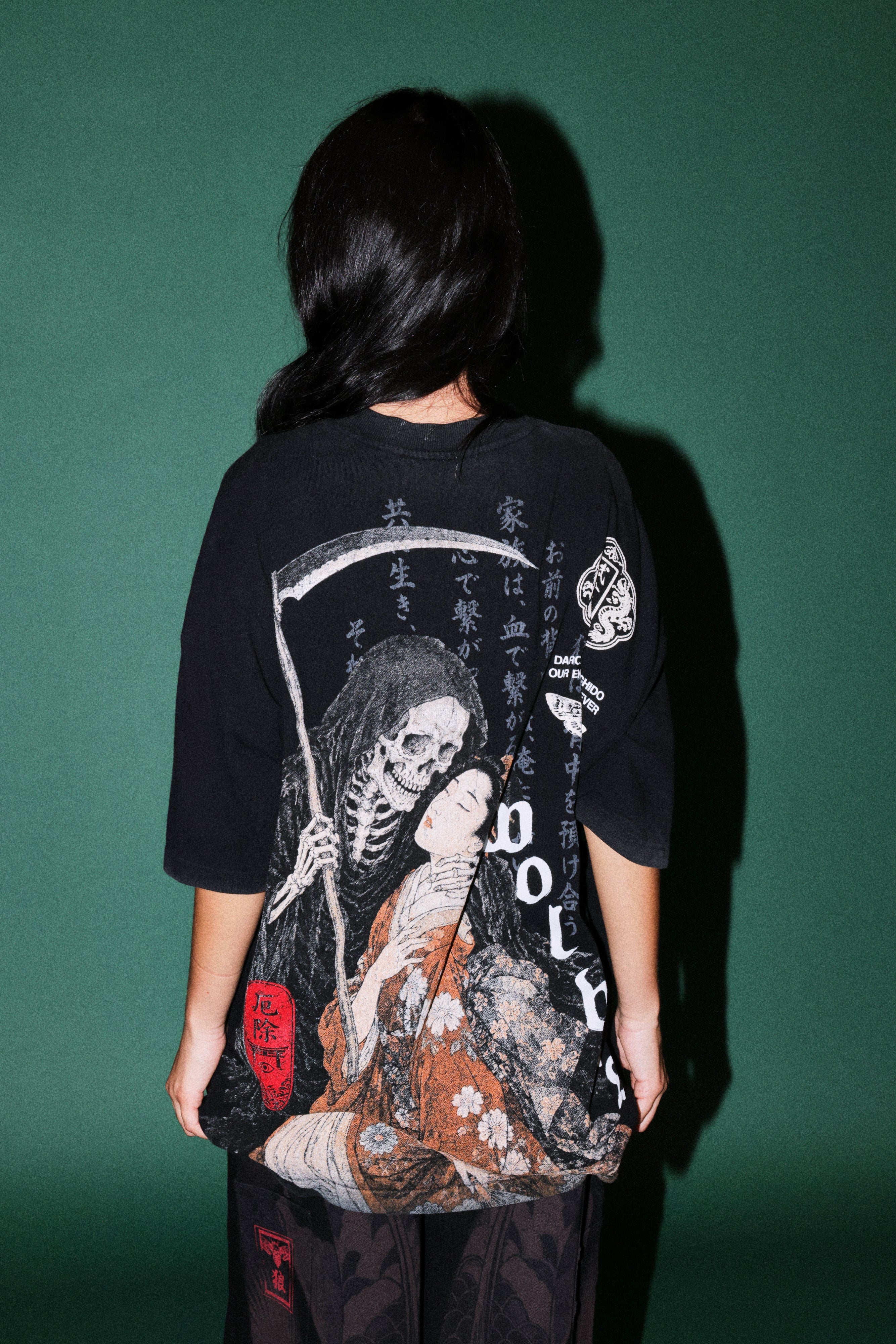 Shinigami'S Embrace Premium Oversized Tee in Black — imagem 8