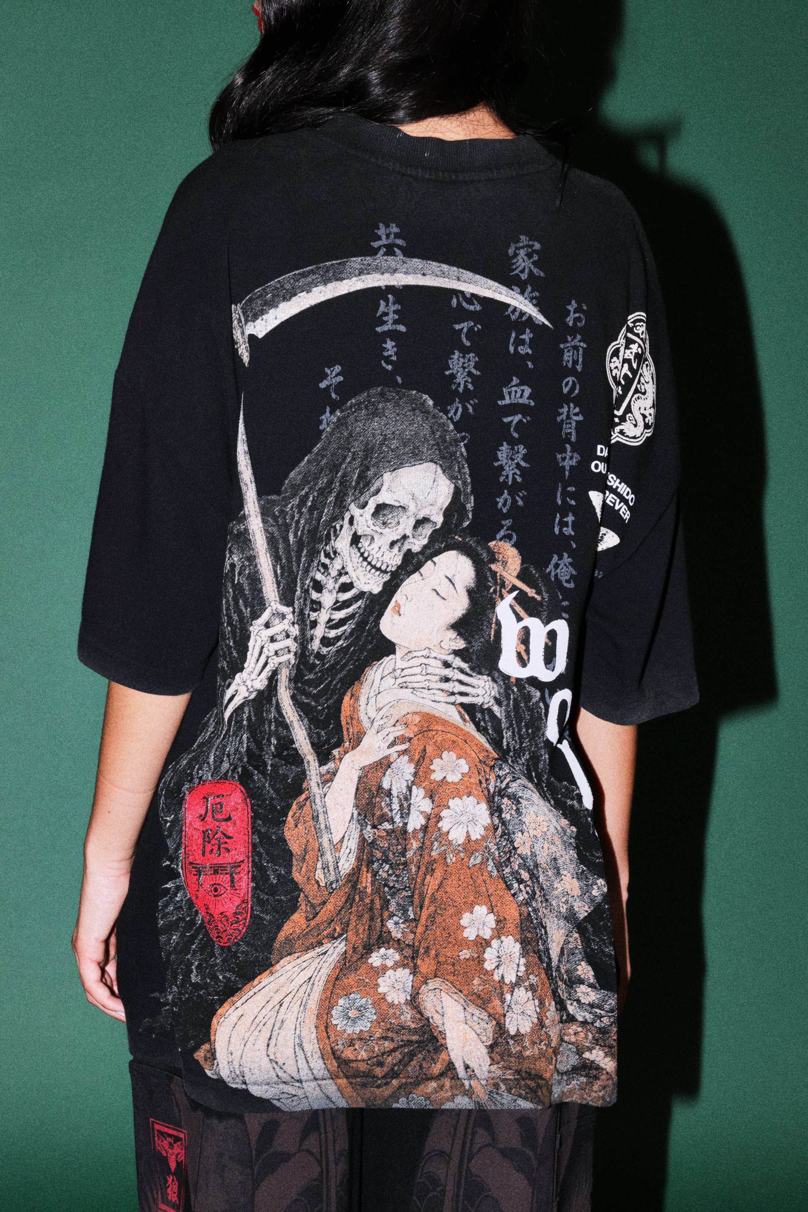 Shinigami'S Embrace Premium Oversized Tee in Black — imagem 12