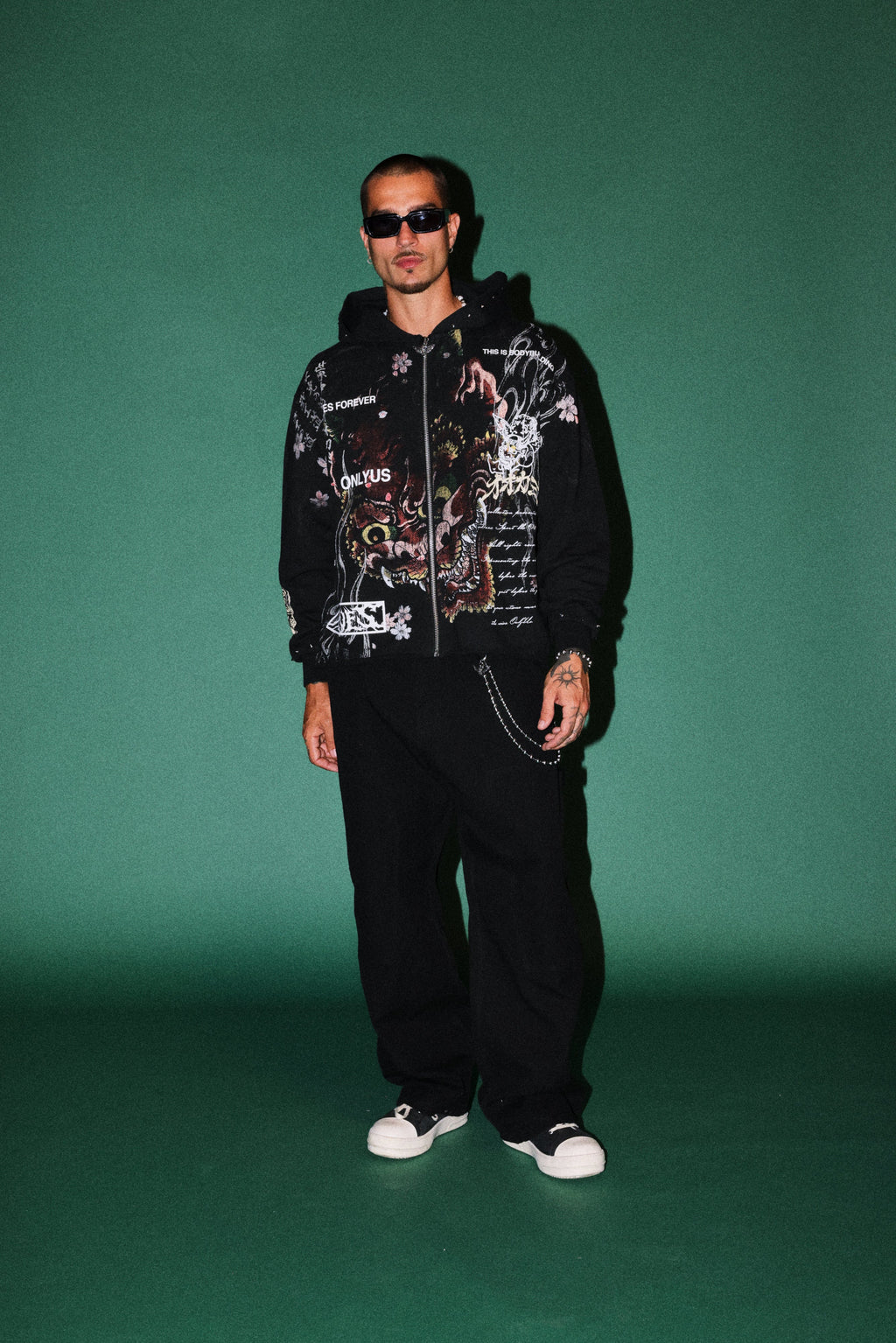 Shutendoji Distressed Grunge Mid Length Raw Hem Zip Hoodie in Black — imagem 5