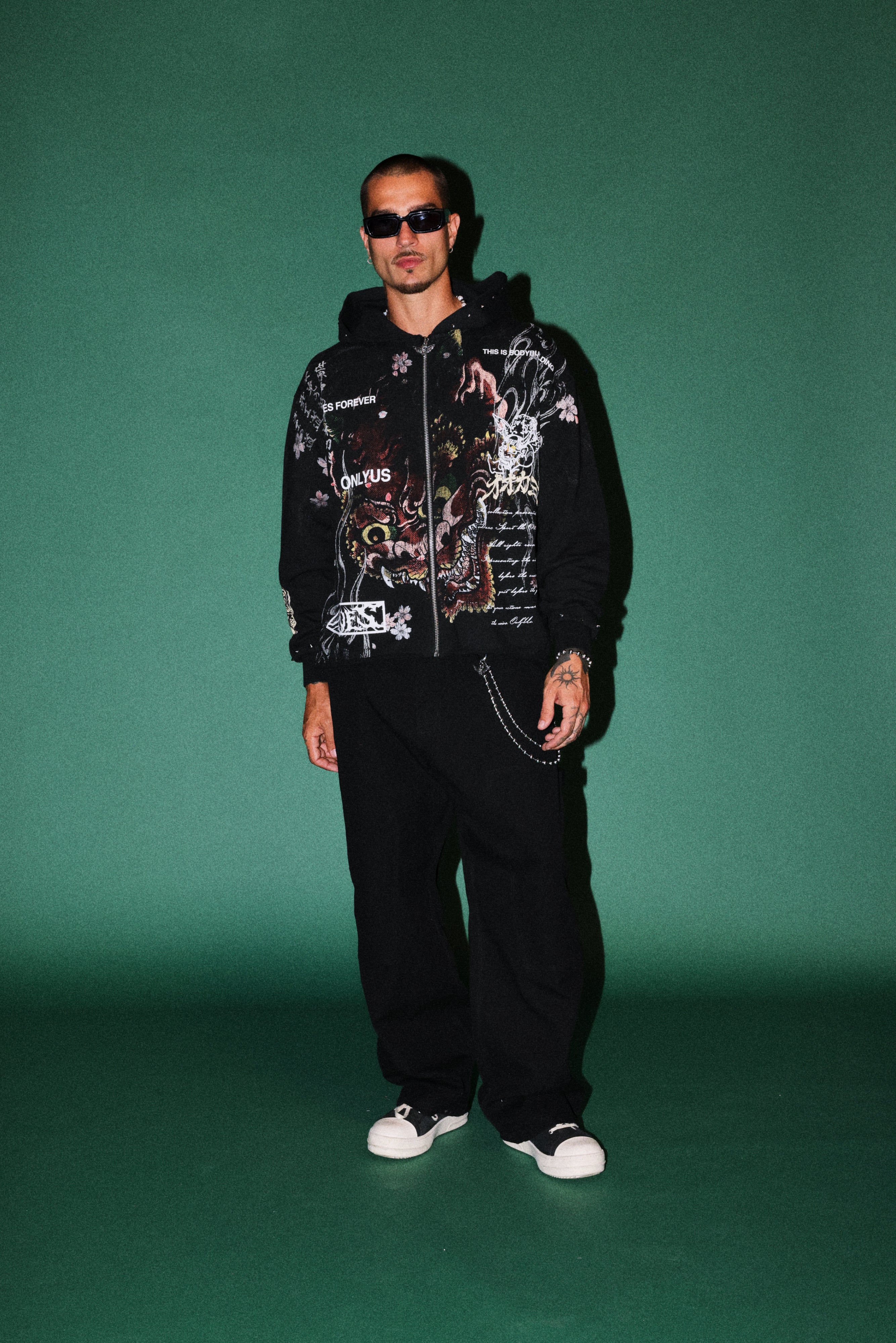Shutendoji Distressed Grunge Mid Length Raw Hem Zip Hoodie in Black — imagem 5