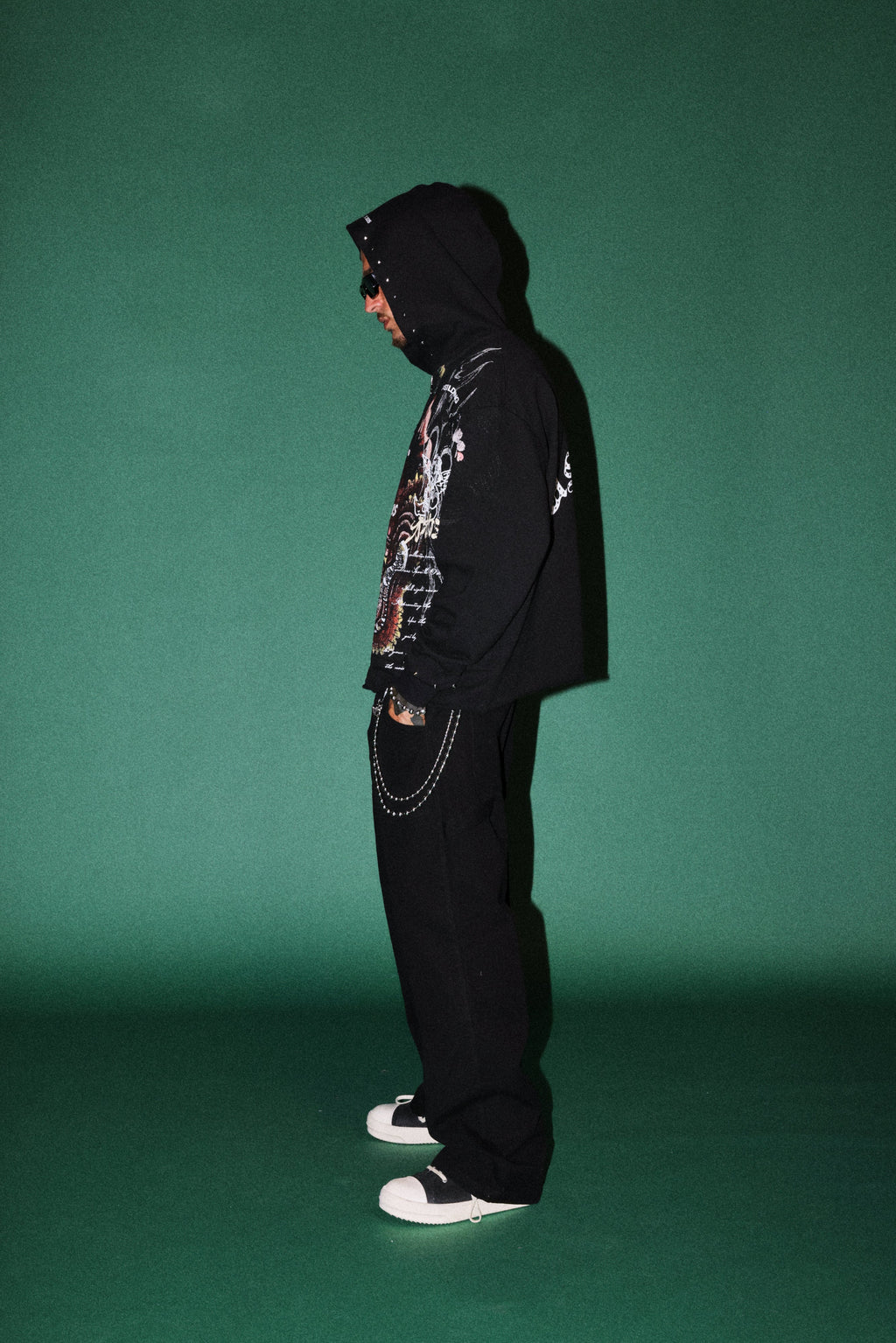 Shutendoji Distressed Grunge Mid Length Raw Hem Zip Hoodie in Black — imagem 6