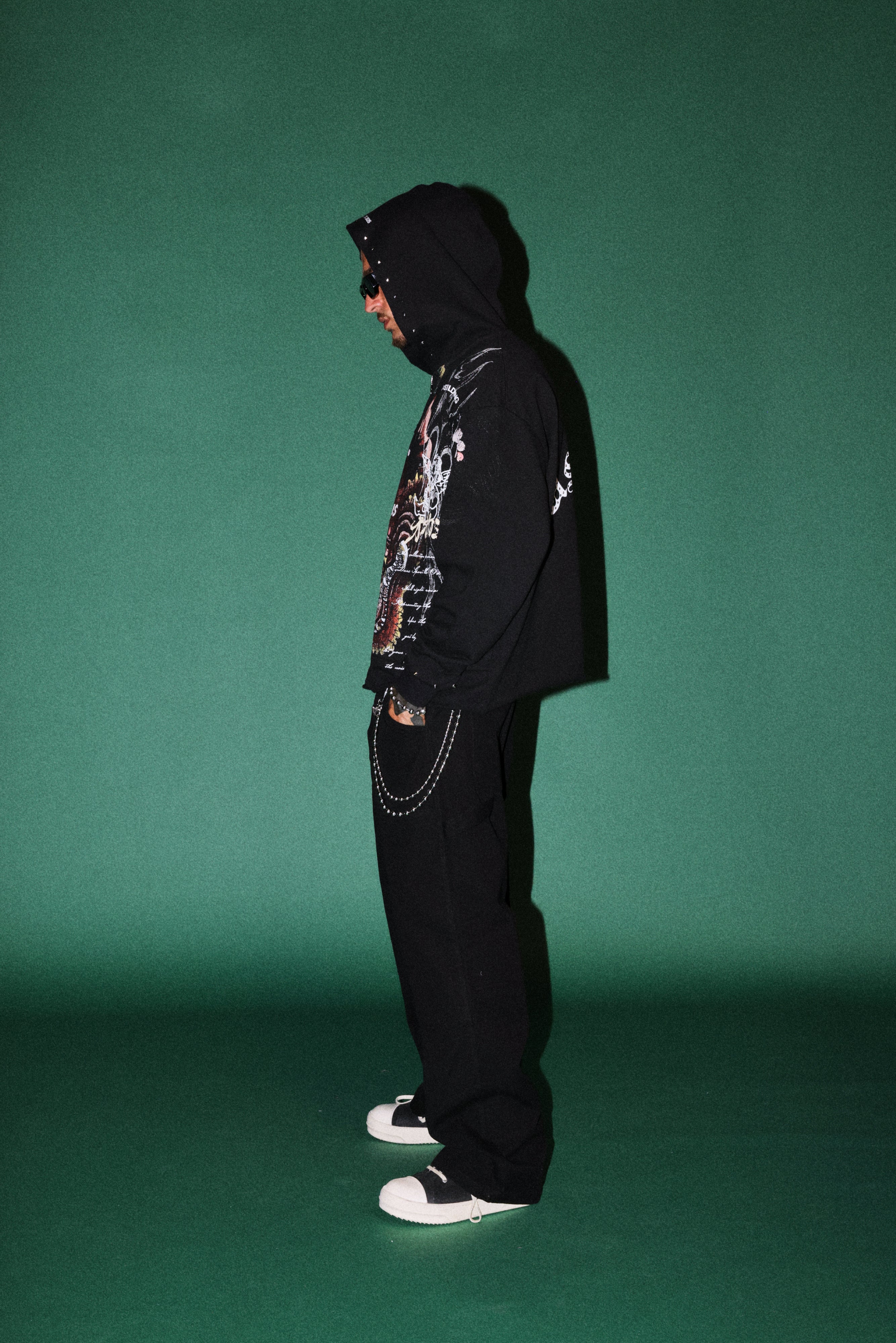 Shutendoji Distressed Grunge Mid Length Raw Hem Zip Hoodie in Black — imagem 6