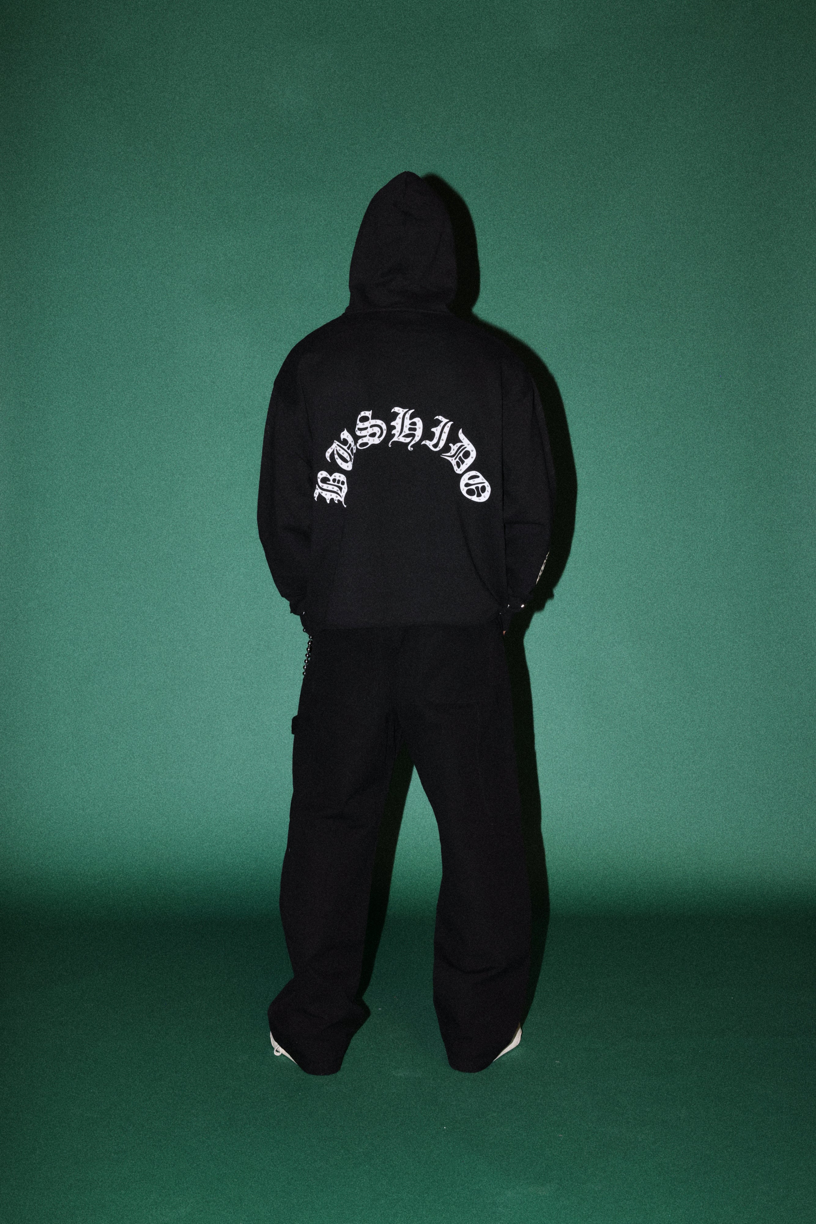 Shutendoji Distressed Grunge Mid Length Raw Hem Zip Hoodie in Black — imagem 7
