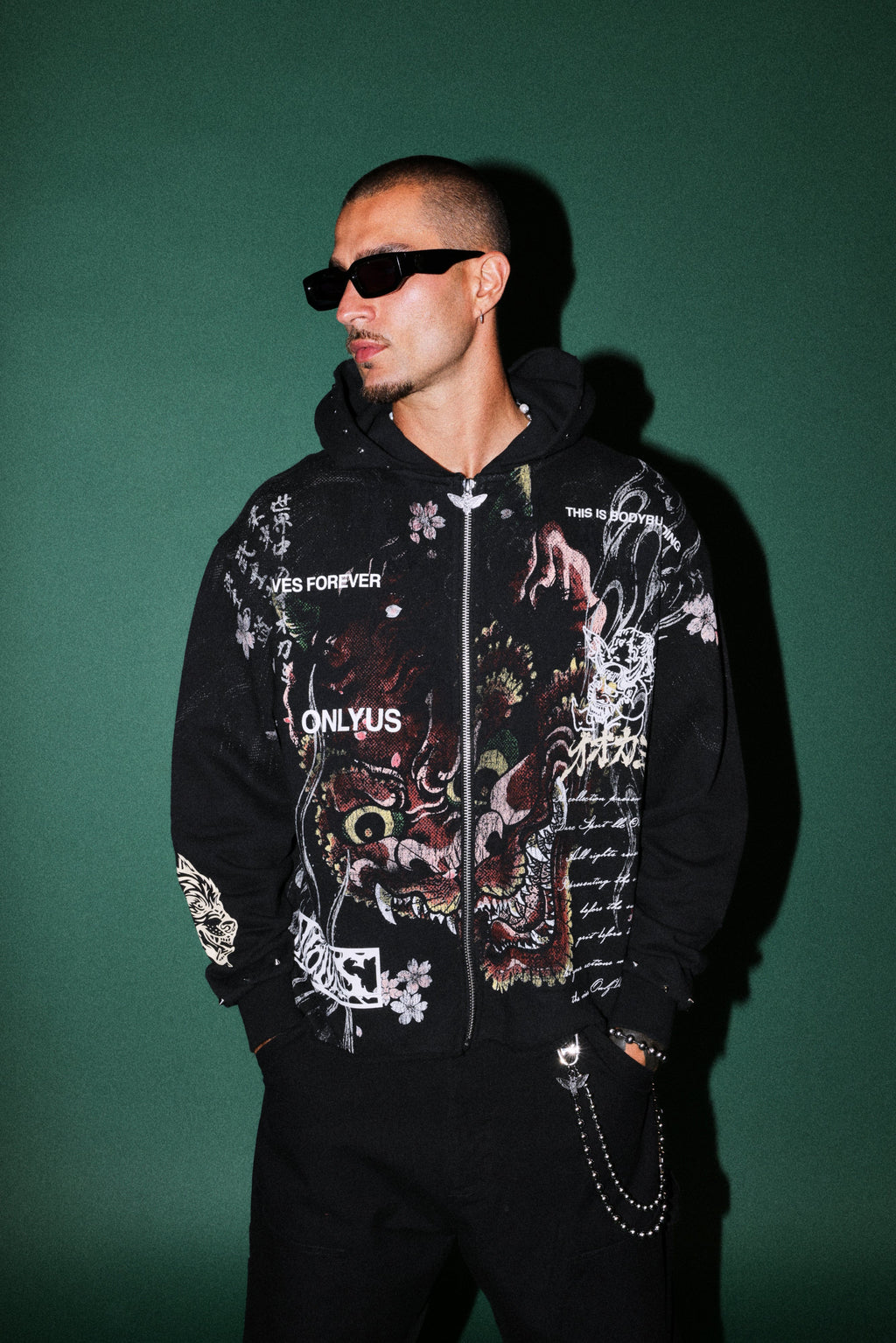 Shutendoji Distressed Grunge Mid Length Raw Hem Zip Hoodie in Black — imagem 4