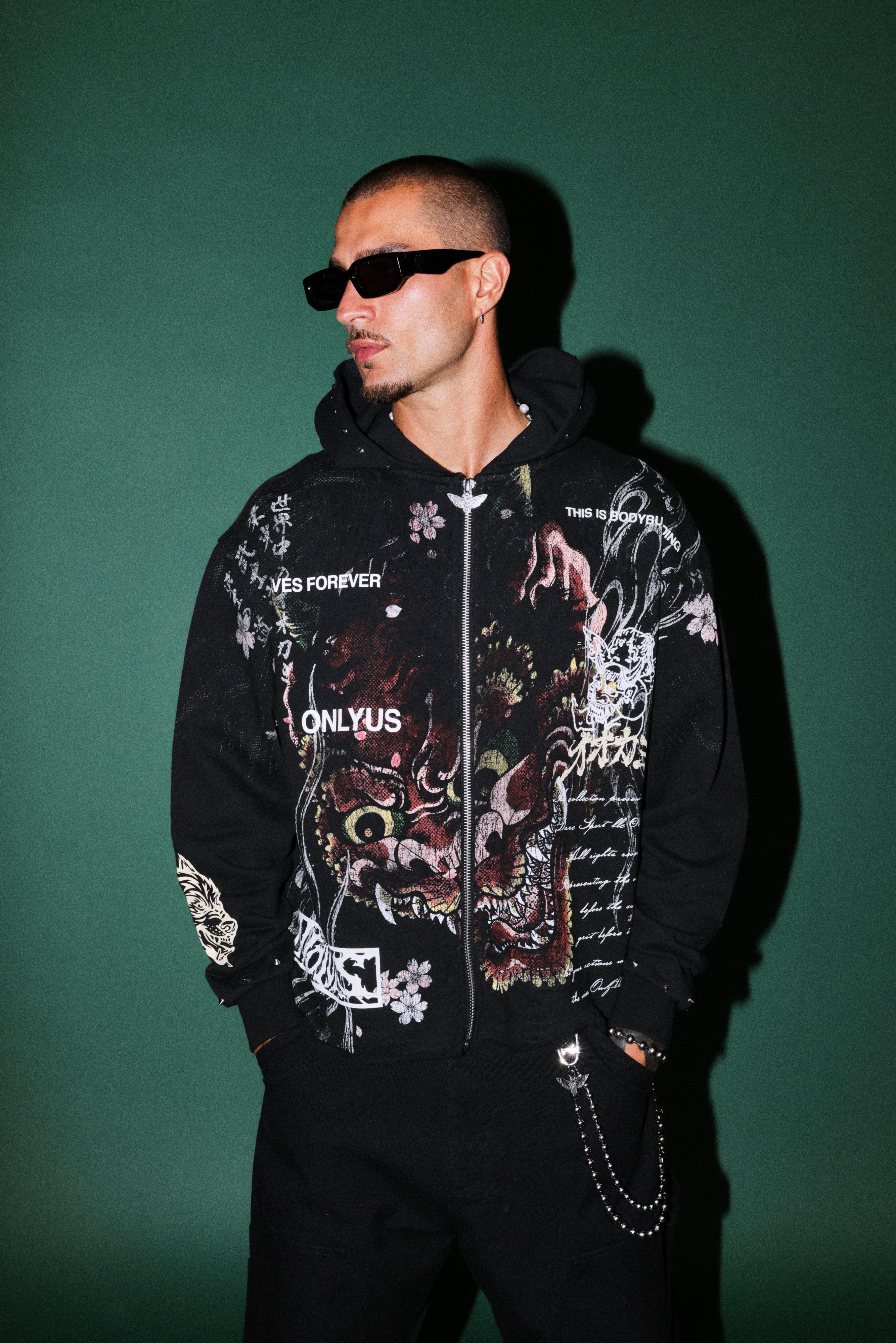 Shutendoji Distressed Grunge Mid Length Raw Hem Zip Hoodie in Black — imagem 4