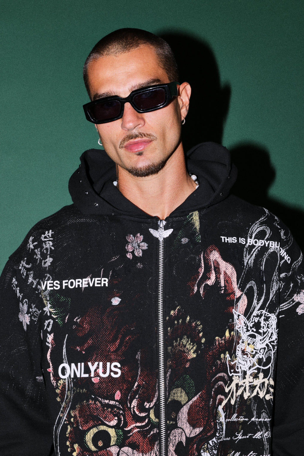 Shutendoji Distressed Grunge Mid Length Raw Hem Zip Hoodie in Black — imagem 8