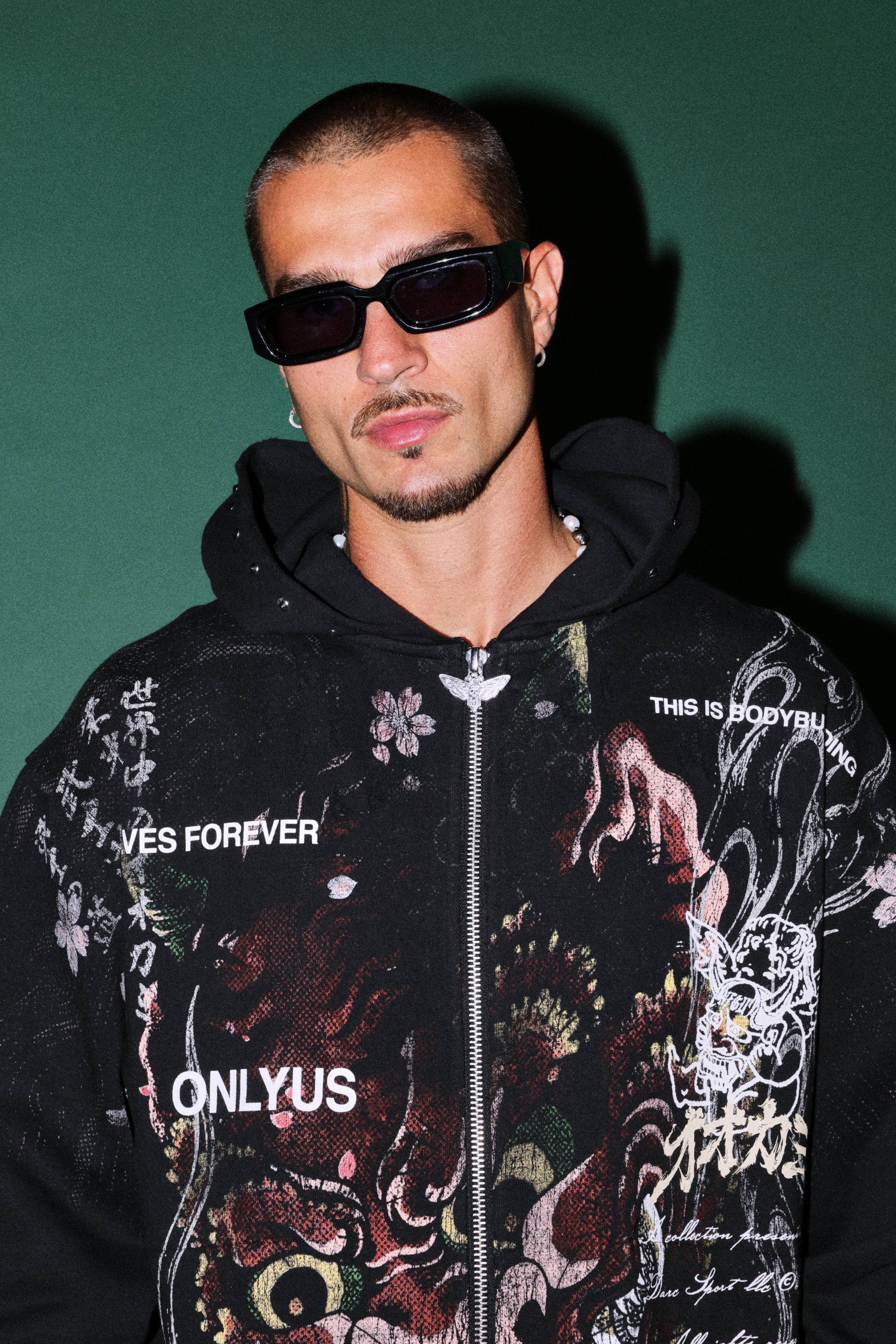 Shutendoji Distressed Grunge Mid Length Raw Hem Zip Hoodie in Black — imagem 8