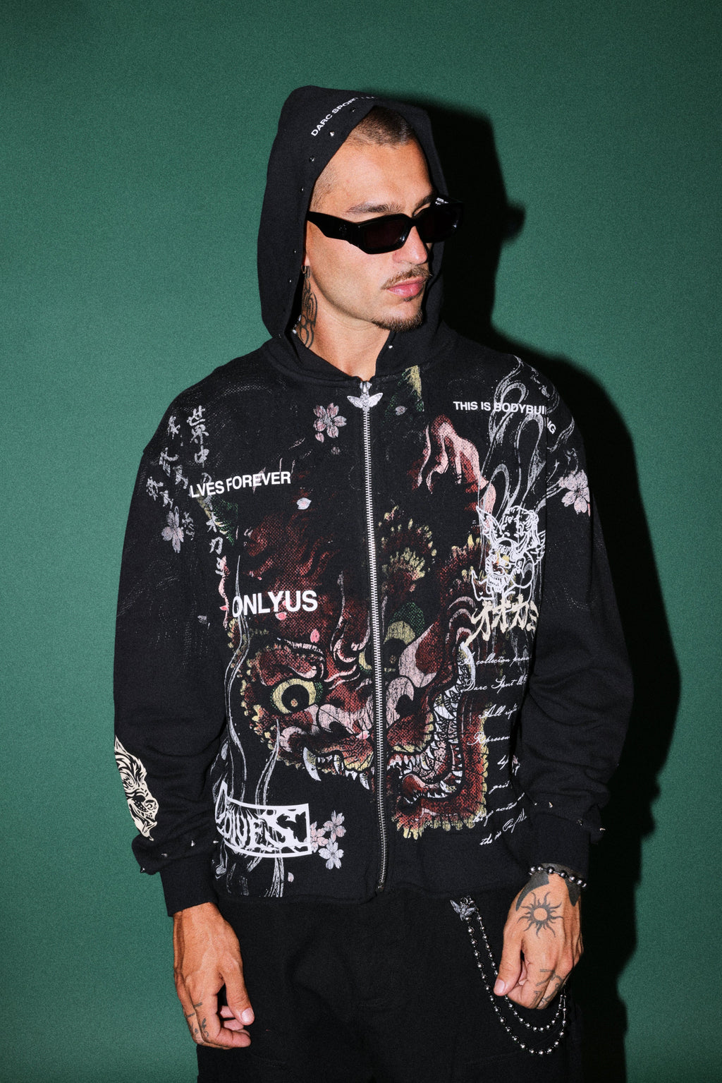 Shutendoji Distressed Grunge Mid Length Raw Hem Zip Hoodie in Black — imagem 9