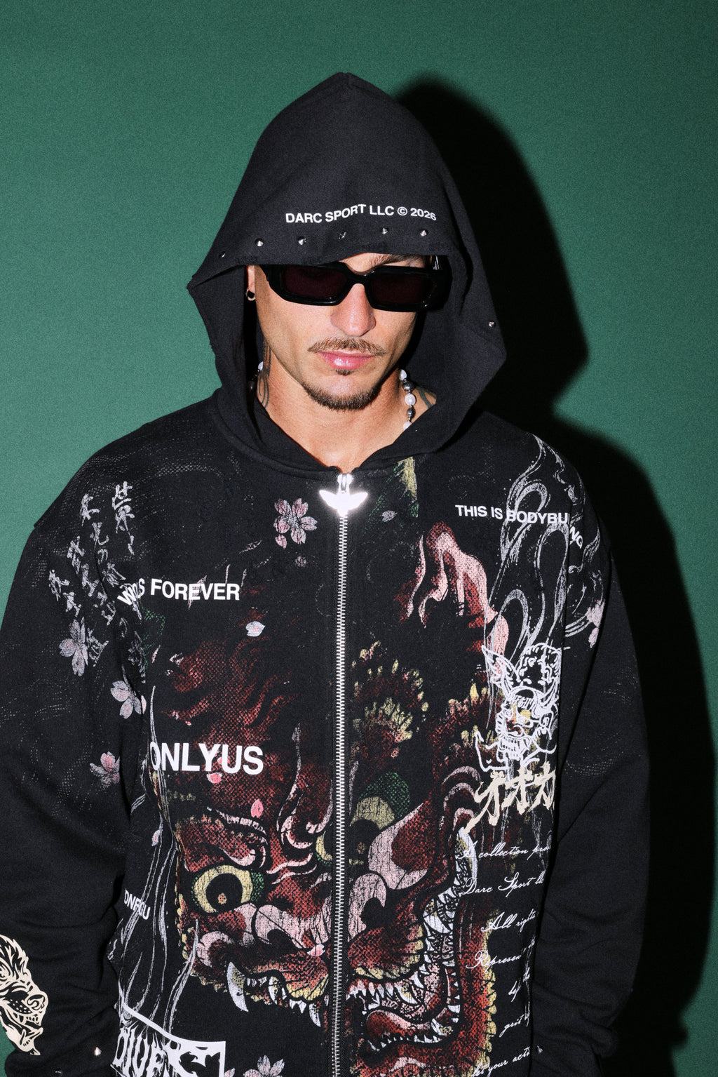 Shutendoji Distressed Grunge Mid Length Raw Hem Zip Hoodie in Black — imagem 10