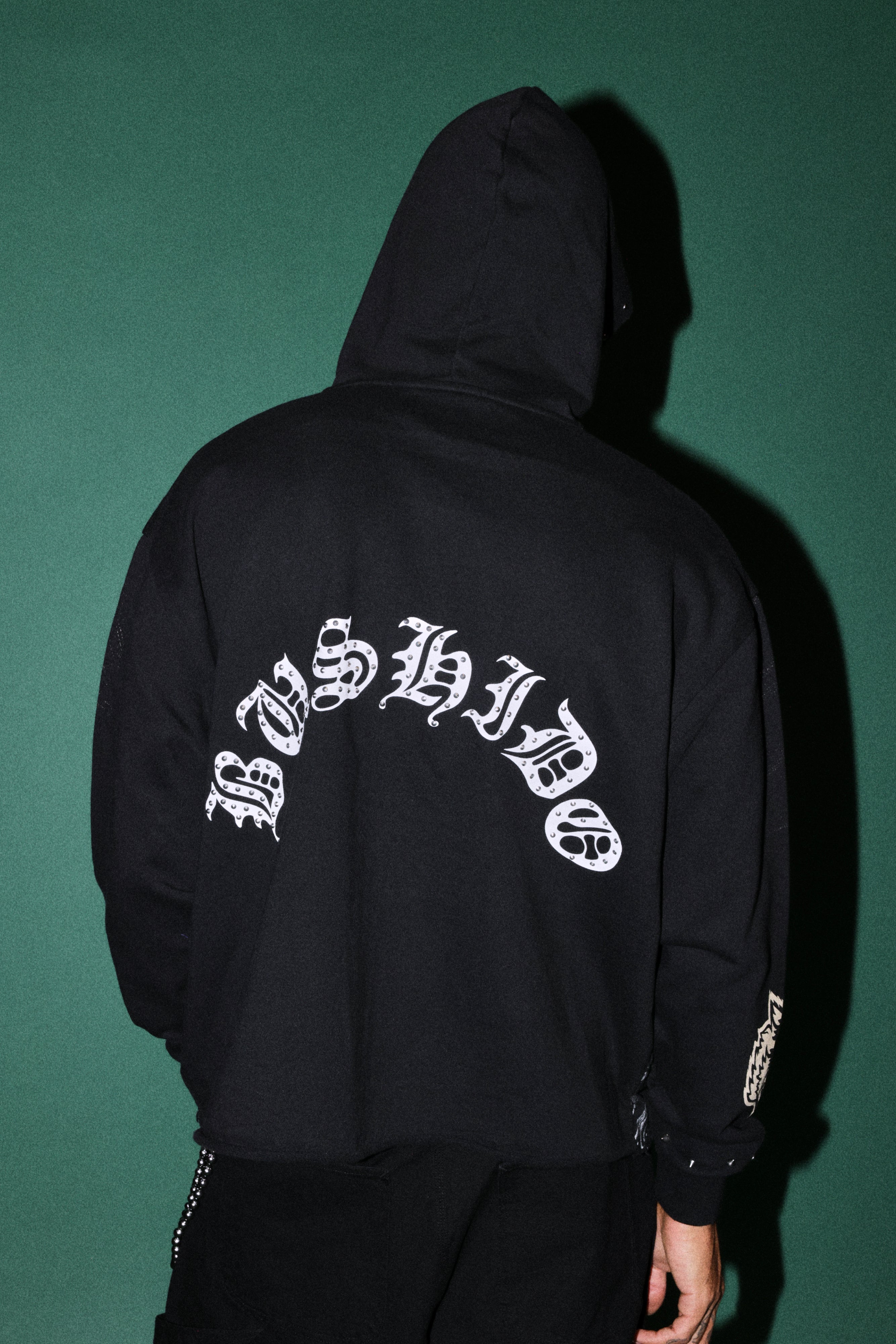Shutendoji Distressed Grunge Mid Length Raw Hem Zip Hoodie in Black — imagem 2