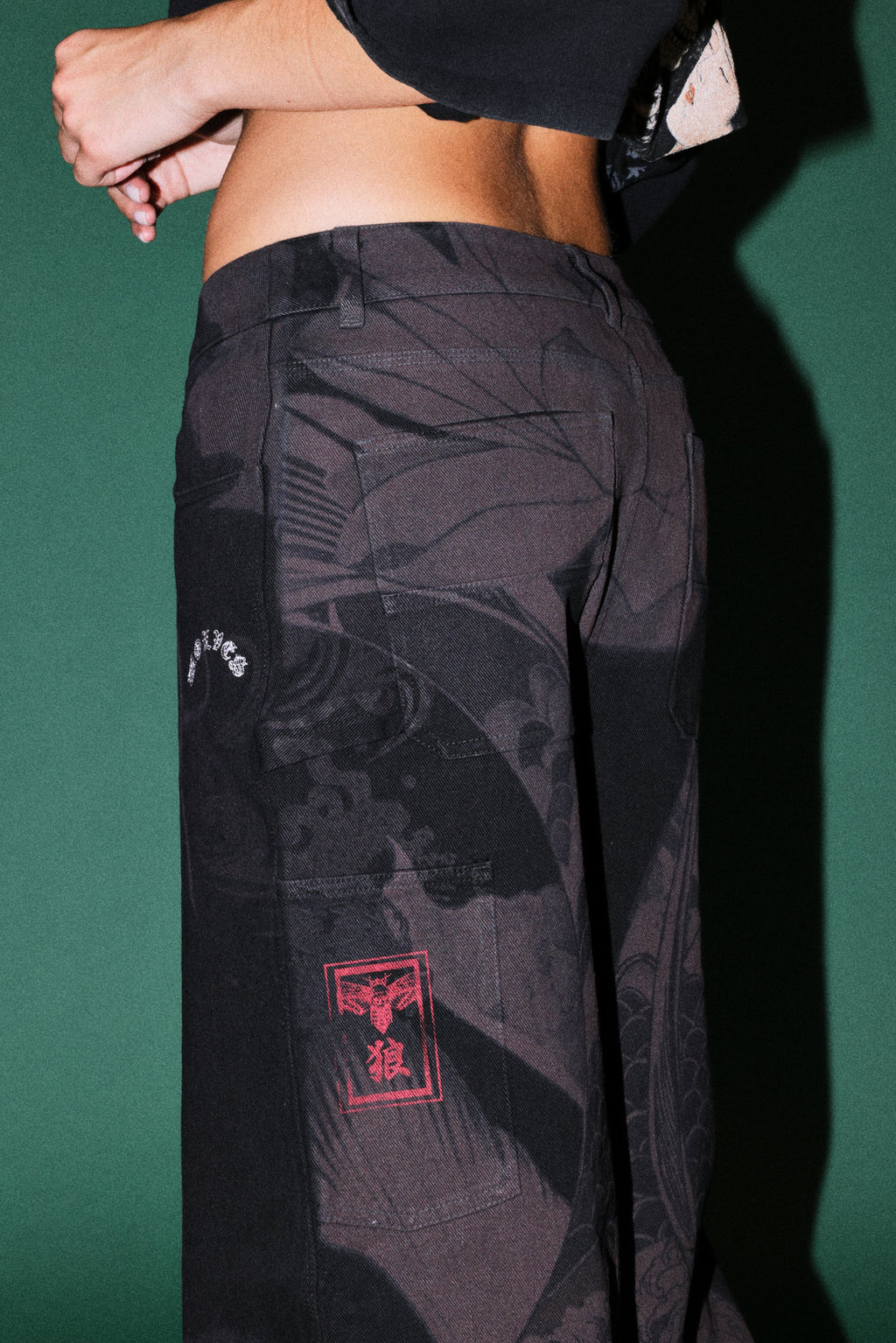 Darc Koi Wide Leg Carpenter Pant in Black — imagem 7