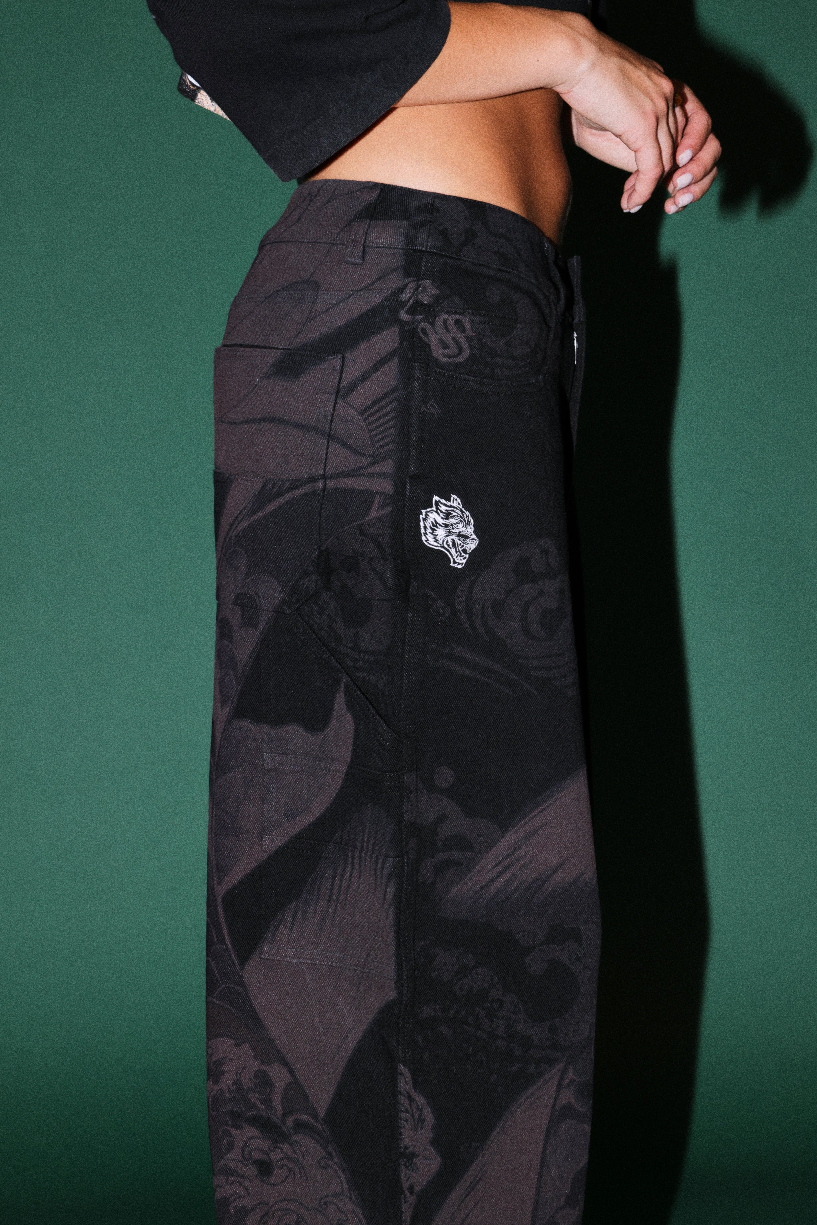 Darc Koi Wide Leg Carpenter Pant in Black — imagem 8