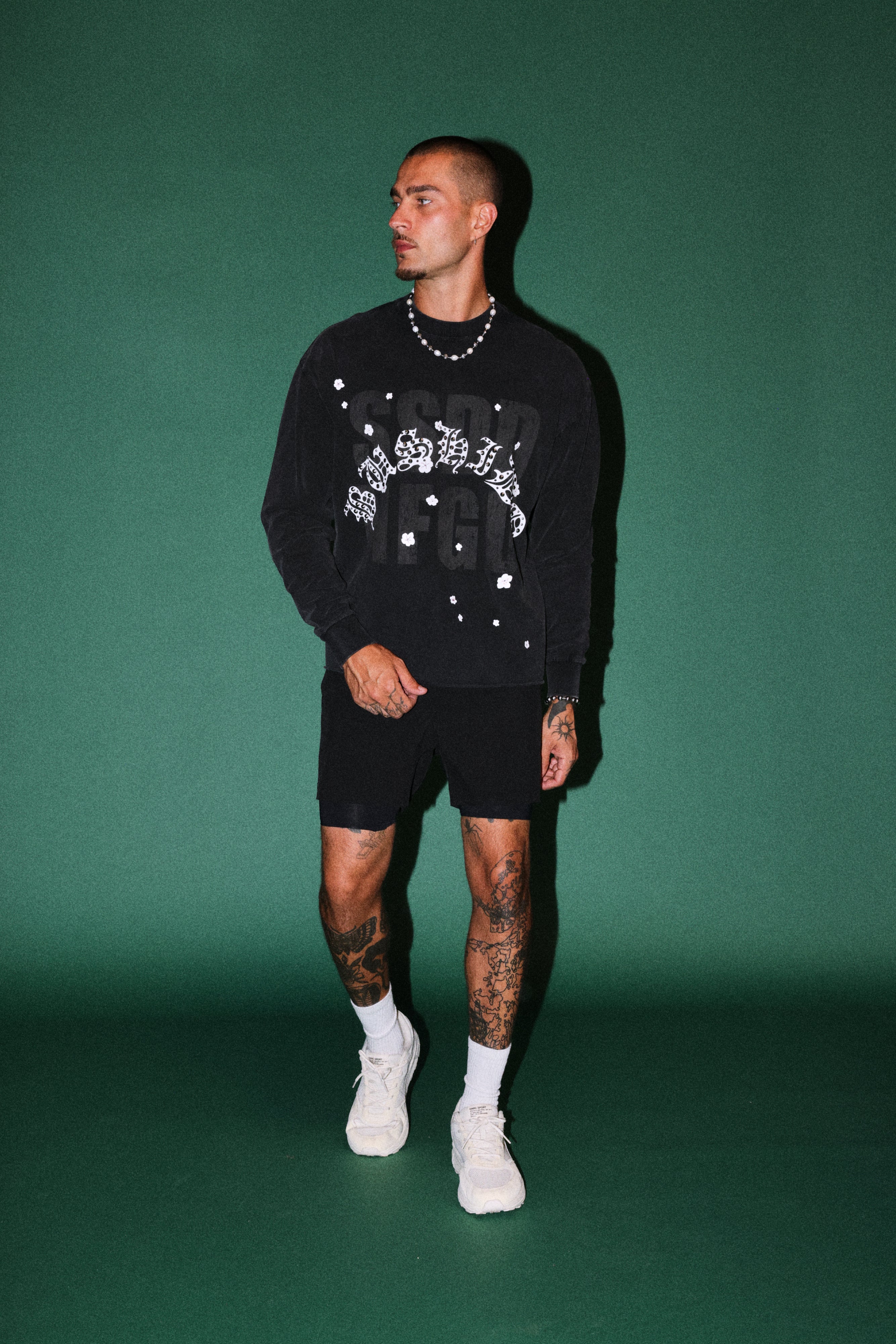 Ssddnfgu Bushido Grunge Mid Length Raw Hem Ls Tee in Black — imagem 4