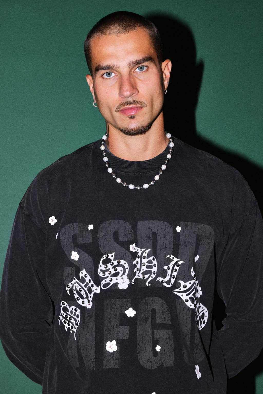 Ssddnfgu Bushido Grunge Mid Length Raw Hem Ls Tee in Black — imagem 5