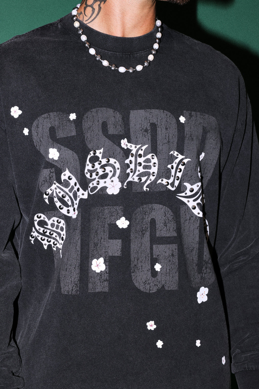 Ssddnfgu Bushido Grunge Mid Length Raw Hem Ls Tee in Black — imagem 6