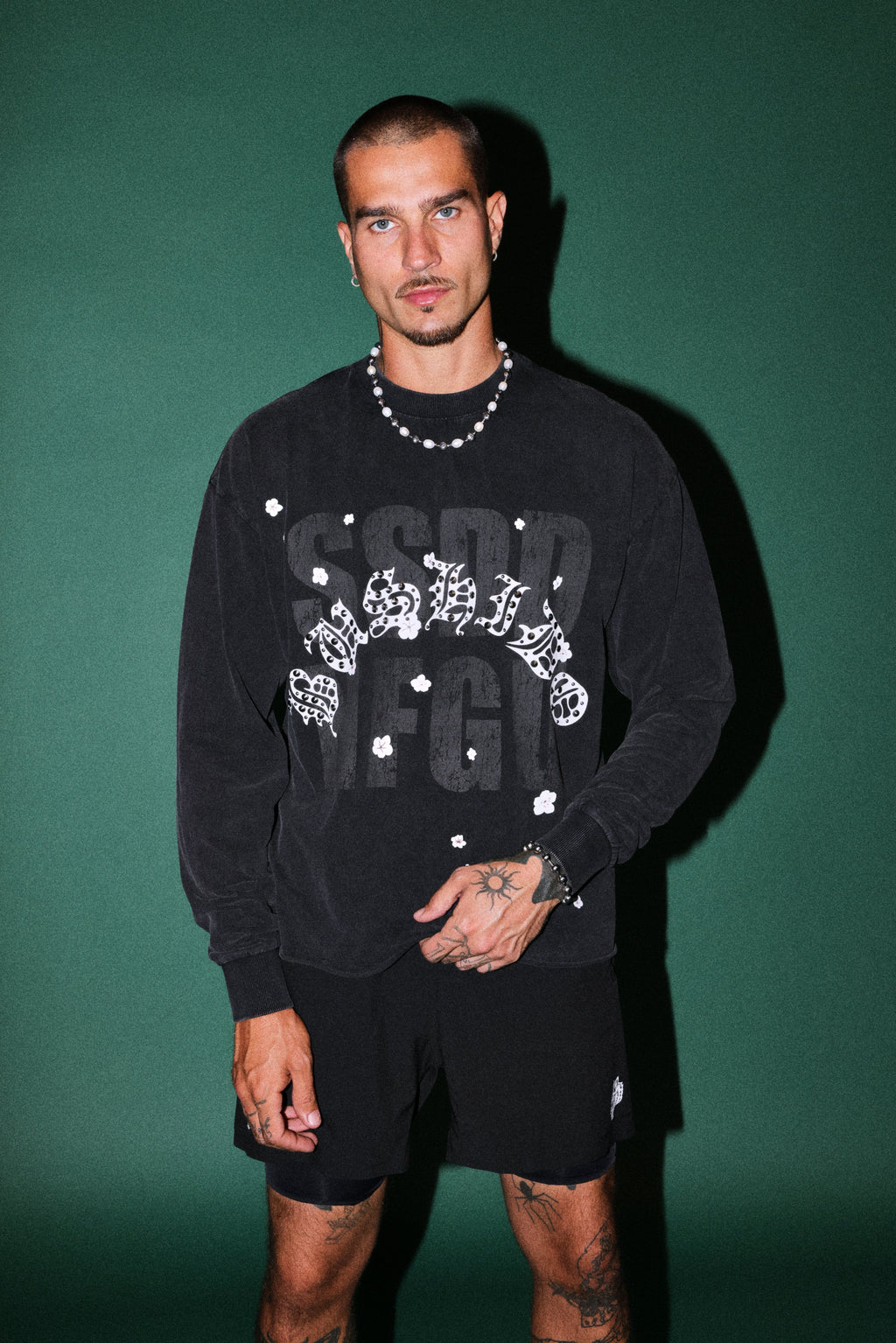 Ssddnfgu Bushido Grunge Mid Length Raw Hem Ls Tee in Black — imagem 2