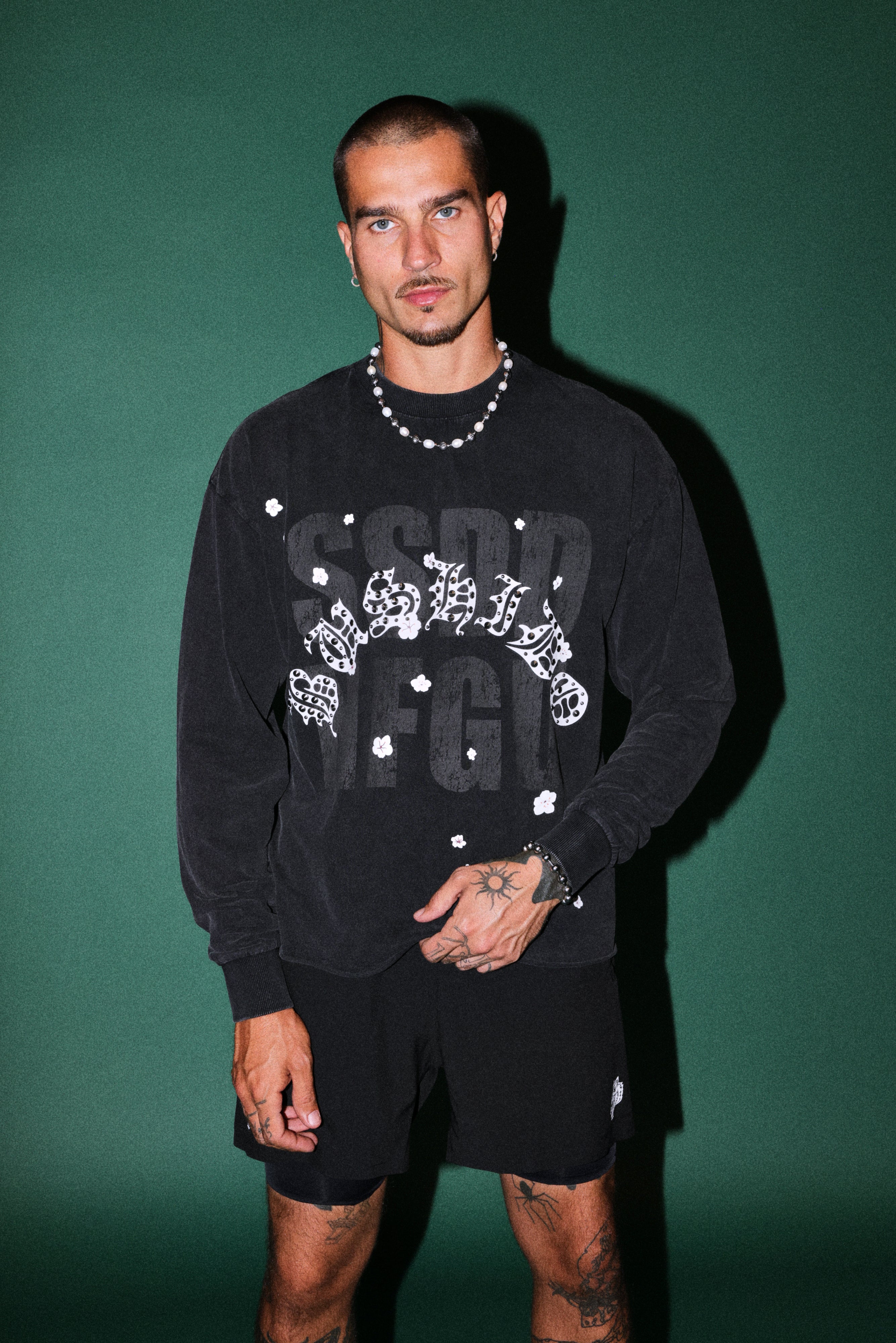 Ssddnfgu Bushido Grunge Mid Length Raw Hem Ls Tee in Black — imagem 2
