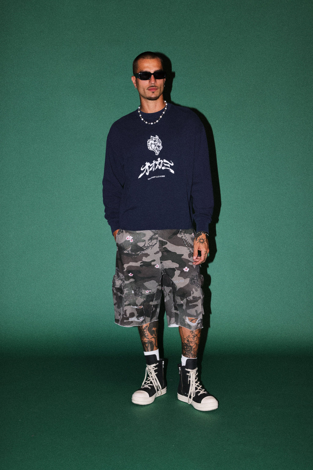 Okami Bushido Grunge Mid Length Raw Hem Ls Tee in Navy — imagem 5