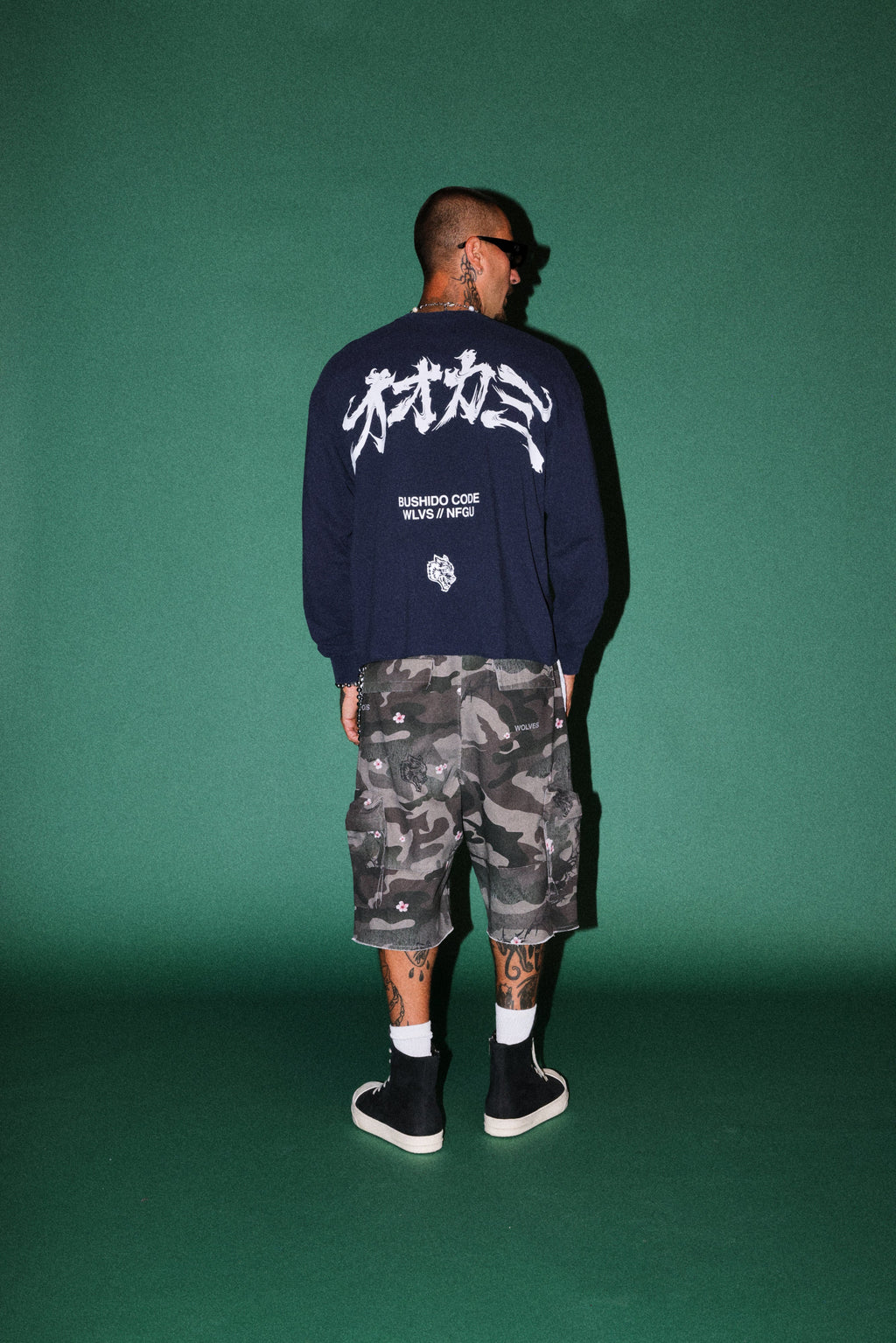 Okami Bushido Grunge Mid Length Raw Hem Ls Tee in Navy — imagem 6