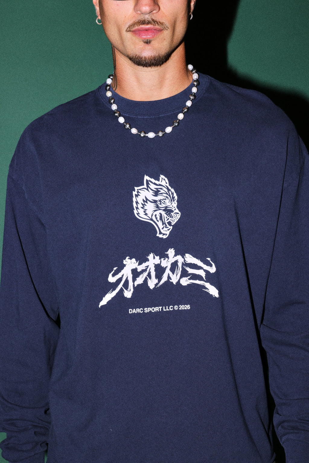 Okami Bushido Grunge Mid Length Raw Hem Ls Tee in Navy — imagem 7