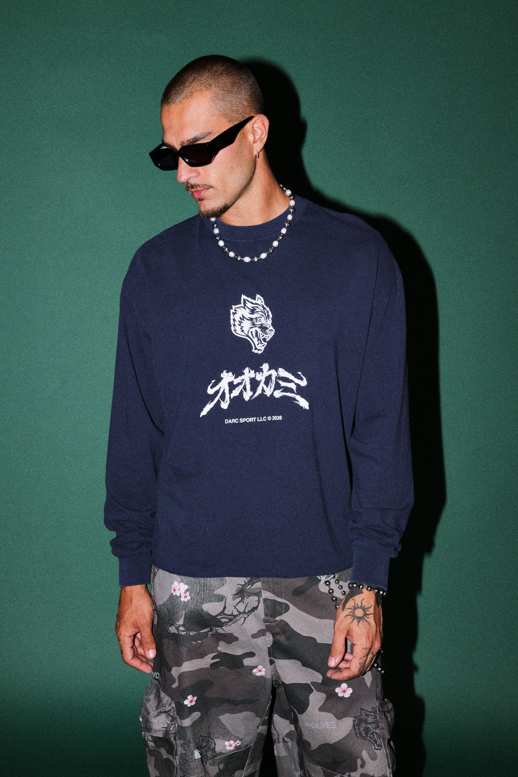 Okami Bushido Grunge Mid Length Raw Hem Ls Tee in Navy — imagem 4