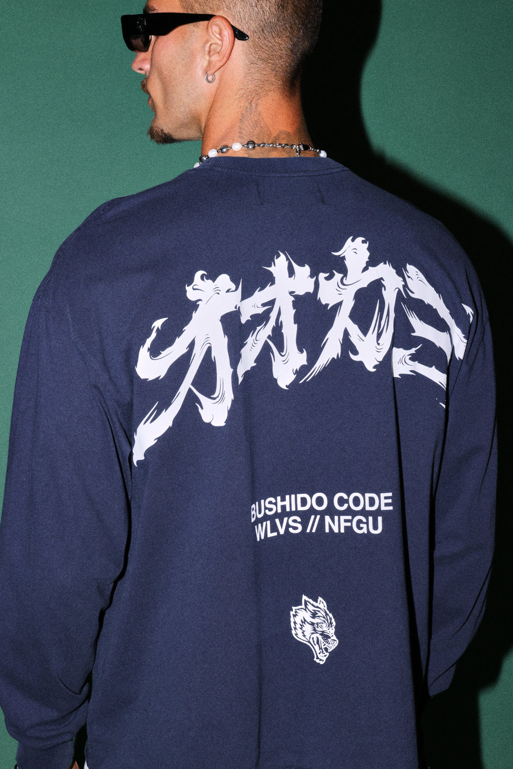 Okami Bushido Grunge Mid Length Raw Hem Ls Tee in Navy — imagem 8