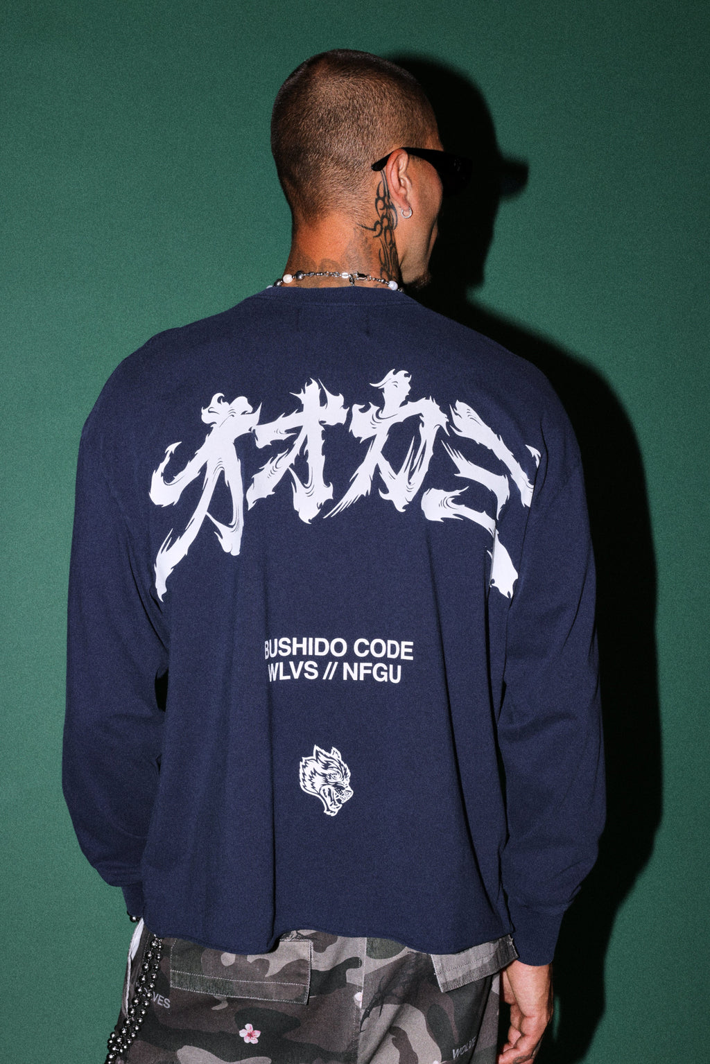 Okami Bushido Grunge Mid Length Raw Hem Ls Tee in Navy — imagem 2