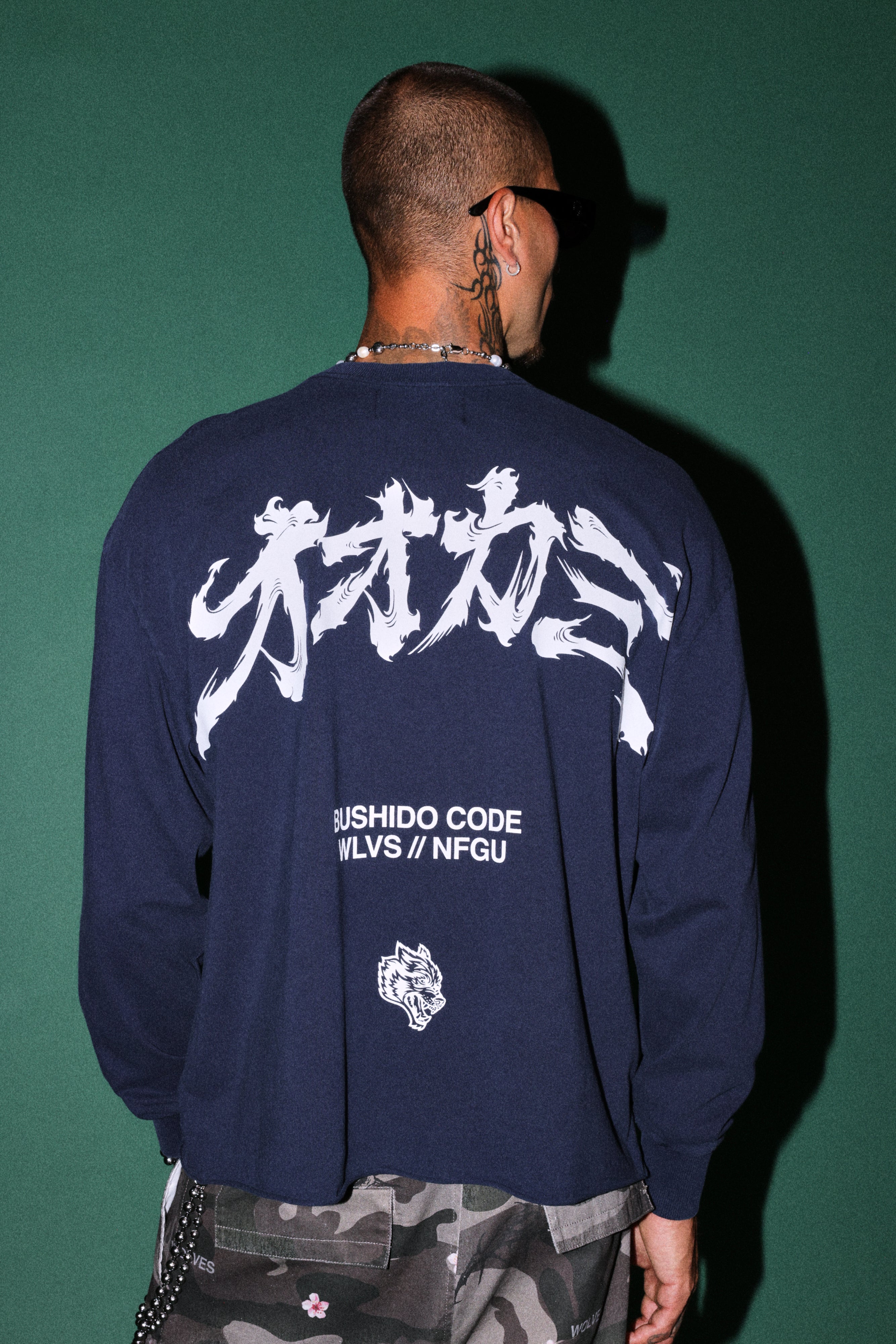 Okami Bushido Grunge Mid Length Raw Hem Ls Tee in Navy — imagem 2