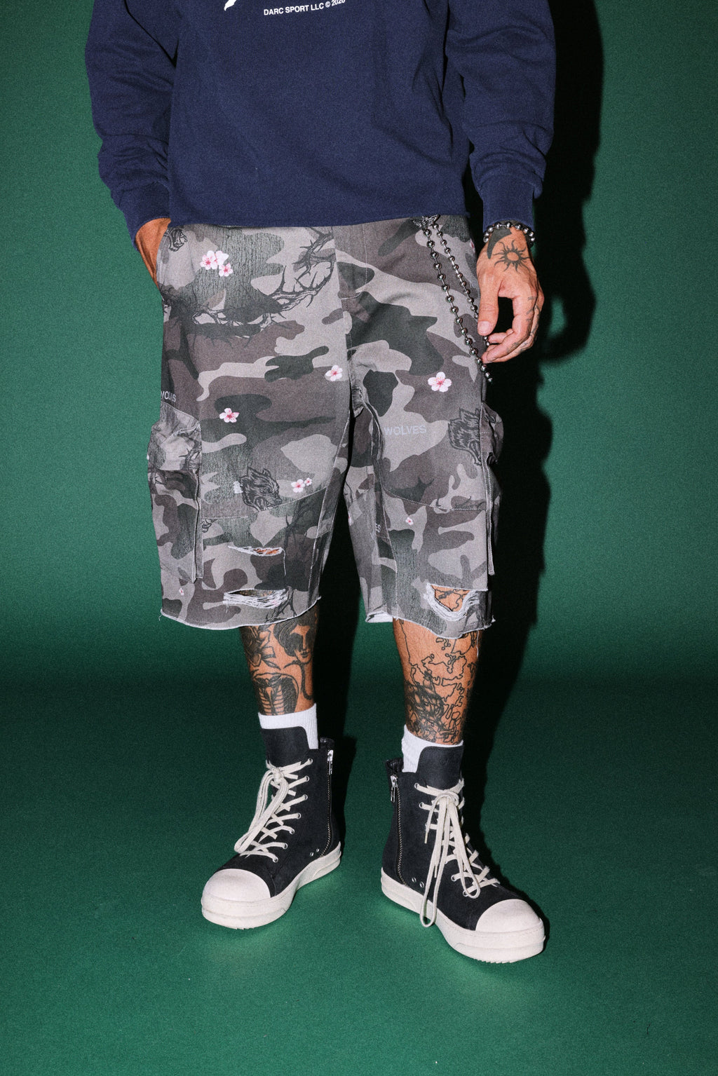 Wolf Pyramid Duke Cargo Shorts in Warrior In A Garden Green Camo — imagem 2