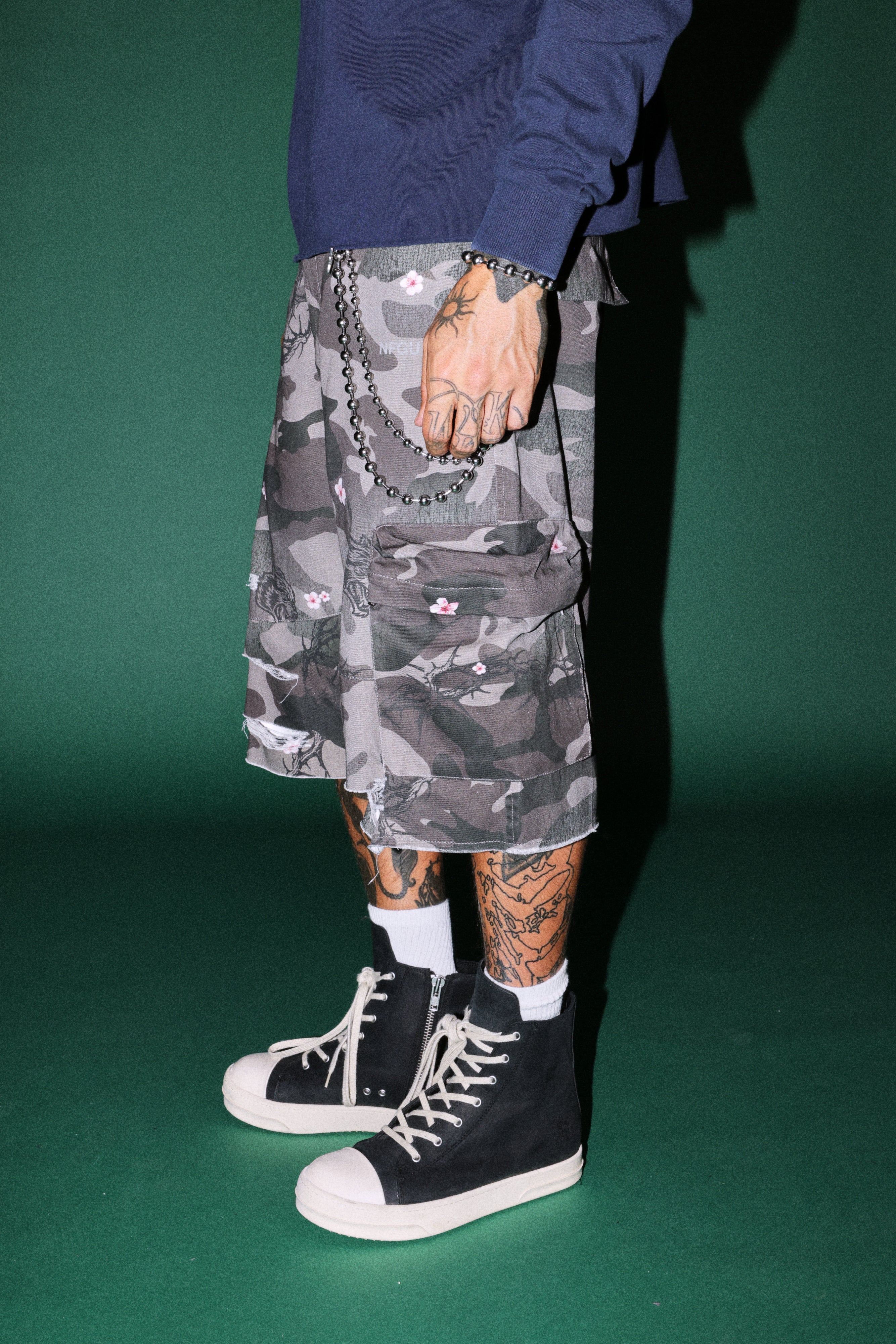 Wolf Pyramid Duke Cargo Shorts in Warrior In A Garden Green Camo — imagem 4