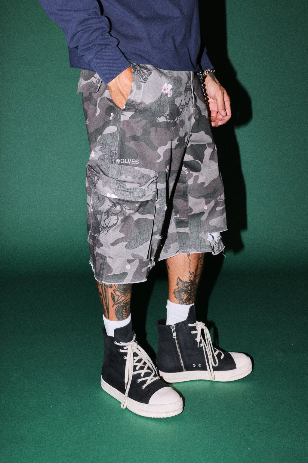 Wolf Pyramid Duke Cargo Shorts in Warrior In A Garden Green Camo — imagem 5