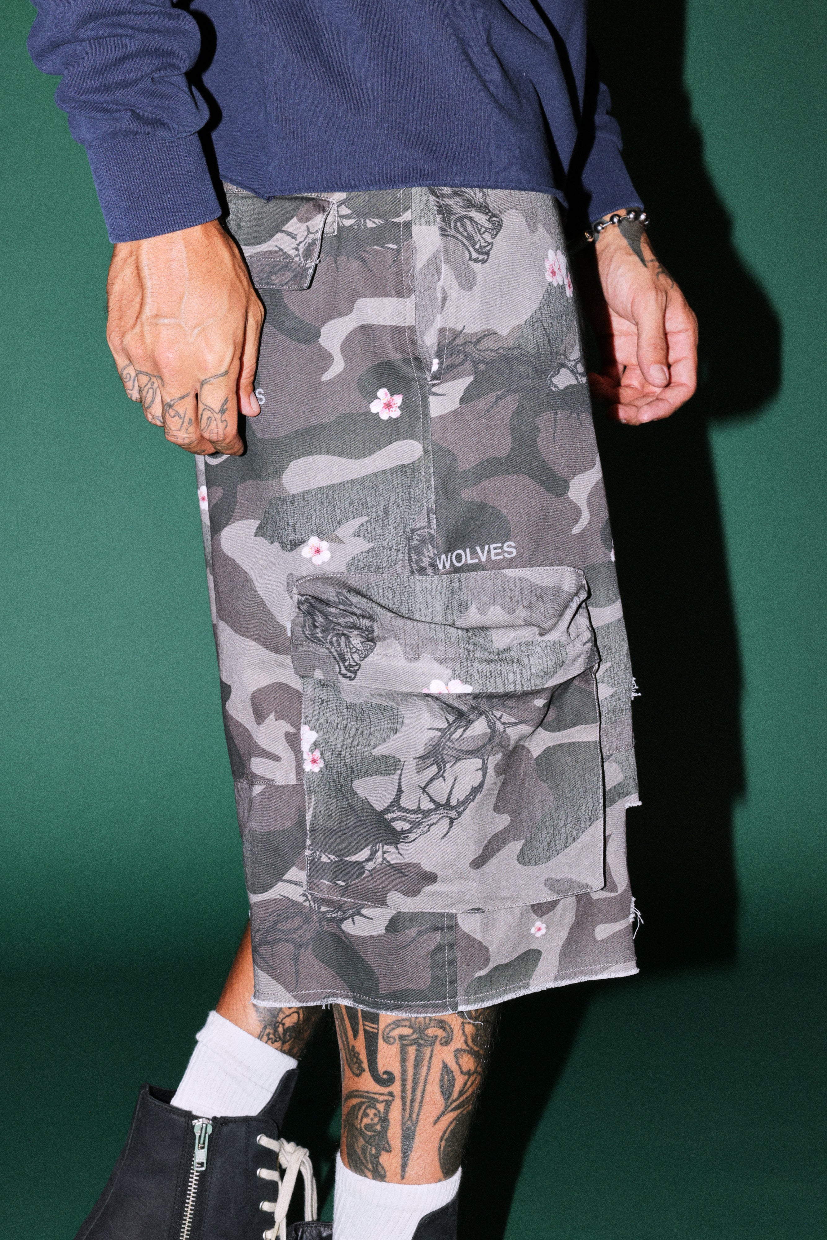 Wolf Pyramid Duke Cargo Shorts in Warrior In A Garden Green Camo — imagem 9