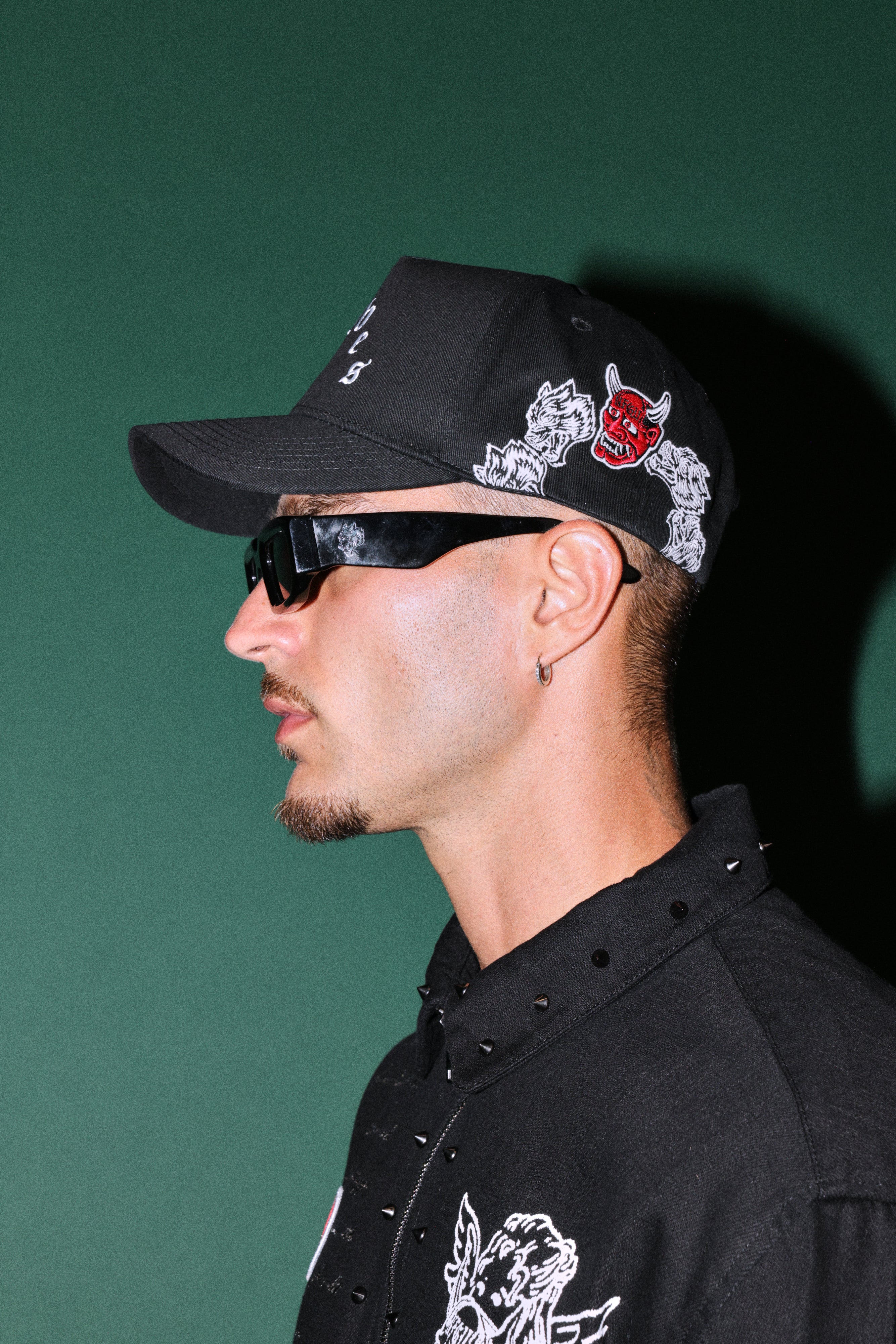 Surrounded Oni 5 Panel Hat in Black — imagem 4