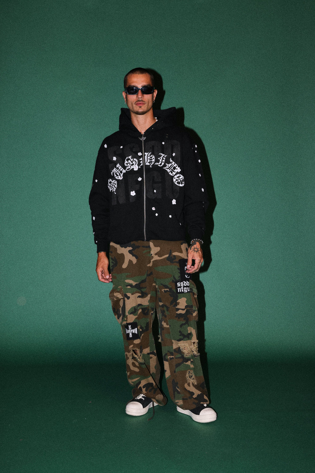 Ssddnfgu Bushido Distressed Grunge Mid Length Raw Hem Zip Hoodie in Black — imagem 4