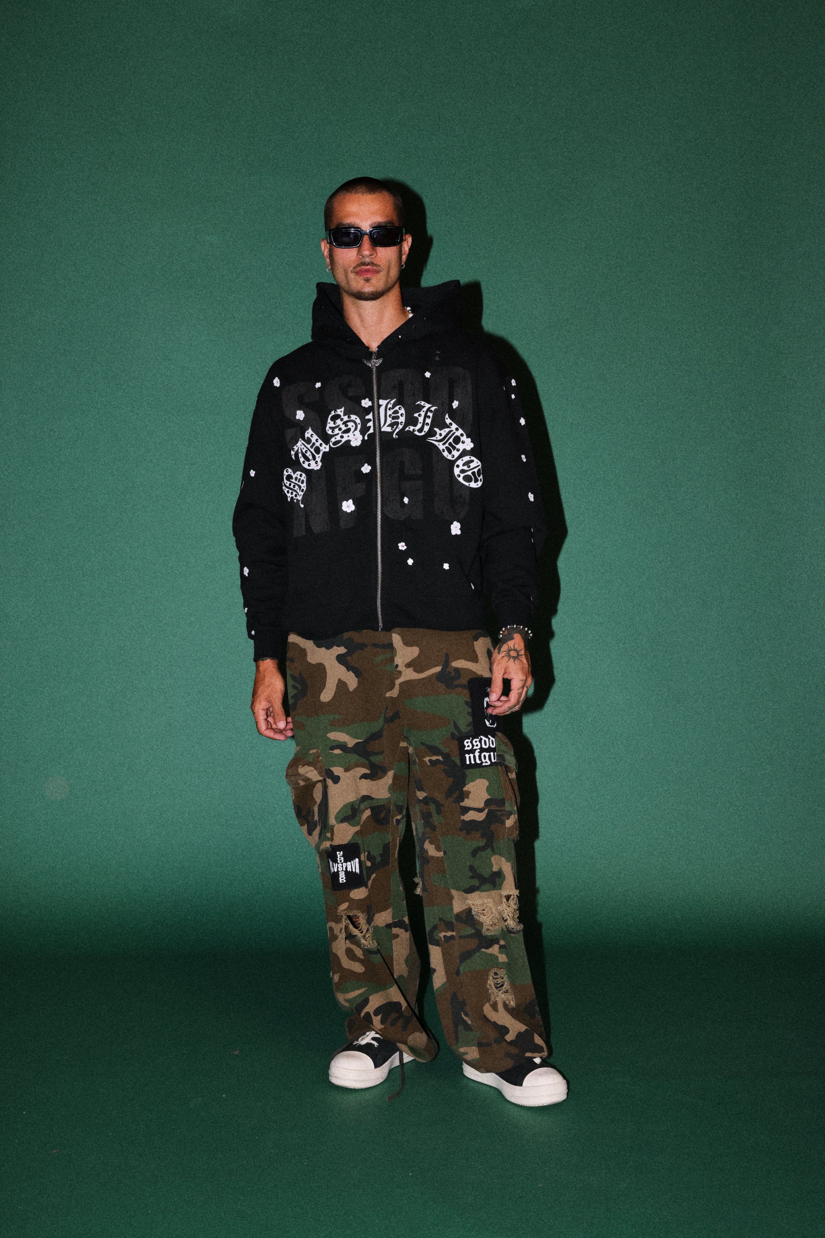 Ssddnfgu Bushido Distressed Grunge Mid Length Raw Hem Zip Hoodie in Black — imagem 4