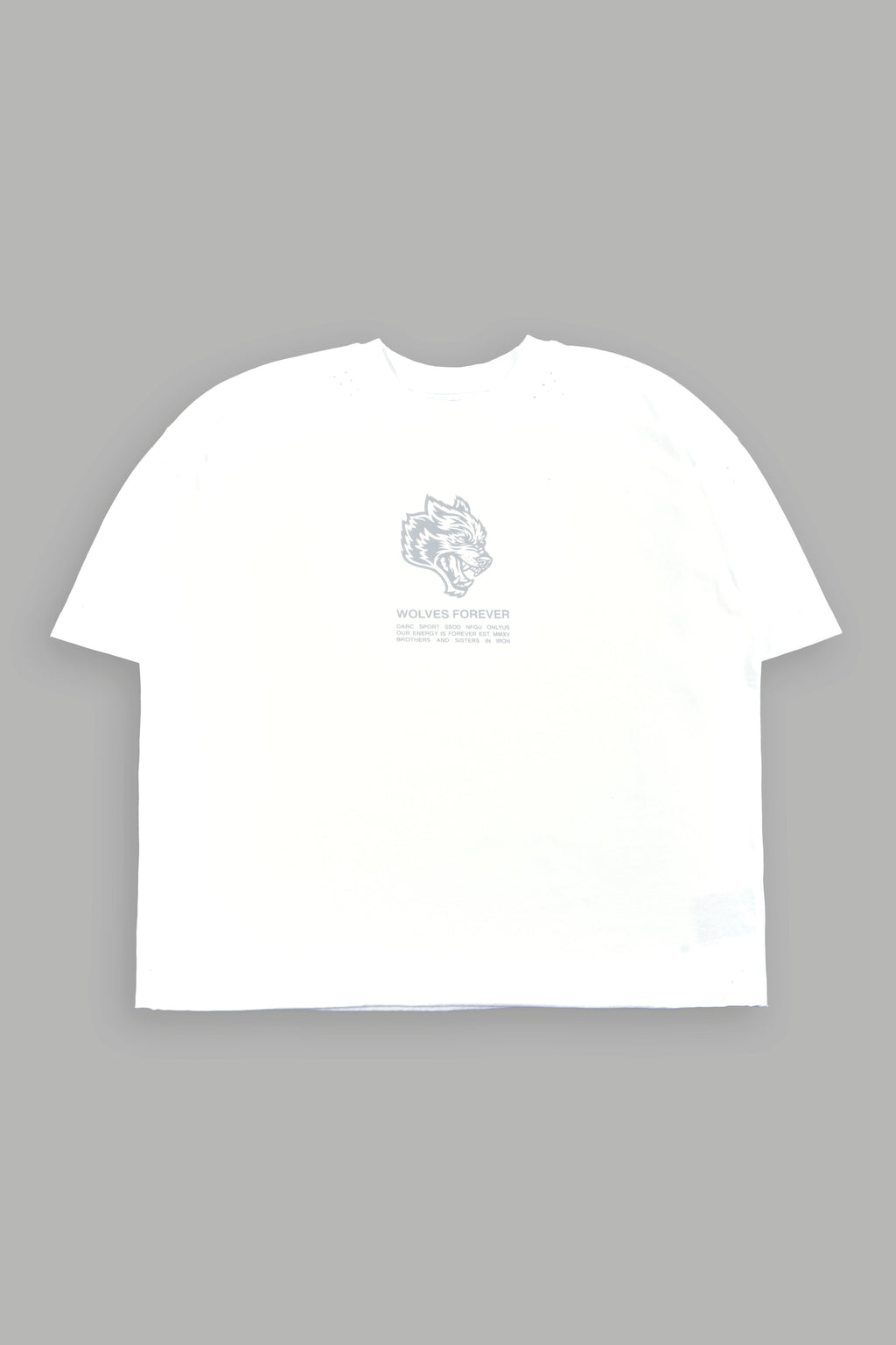 Wolves Have Your Back Distressed Grunge Mid Length Raw Hem Tee In White - imagem 3