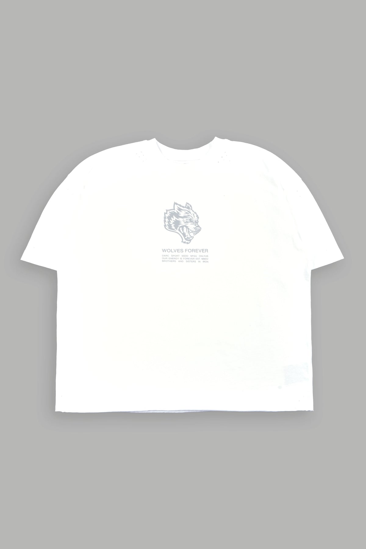 Wolves Have Your Back Distressed Grunge Mid Length Raw Hem Tee In White - imagem 3