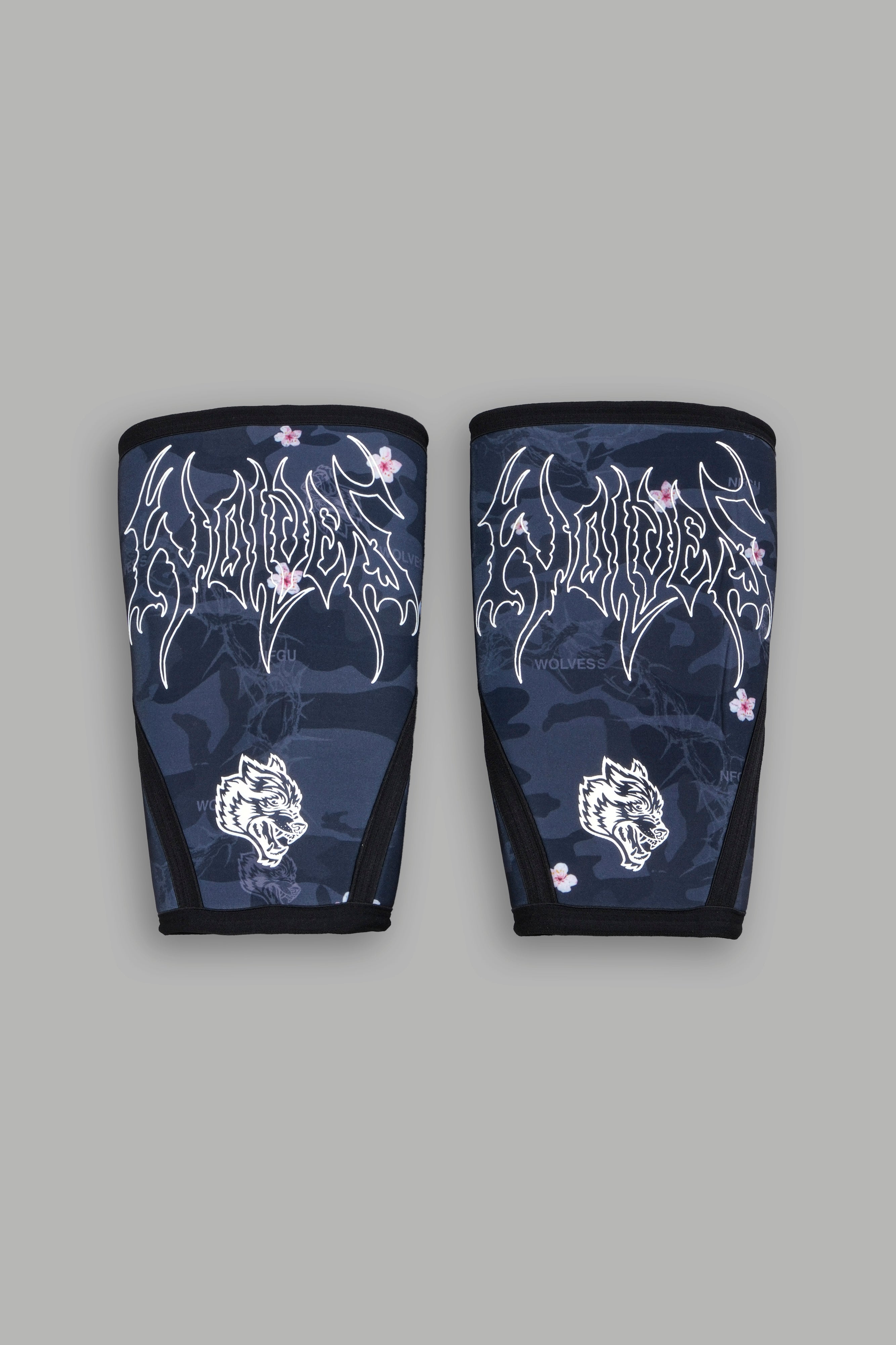 Warrior In The Garden Print Knee Sleeves in Warrior In A Garden Black Camo — imagem 1